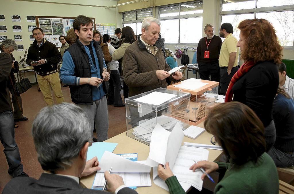 Mesa electoral instalada en el colegio Giner de los Rios, en Valladolid, durante las elecciones generales de 2008.