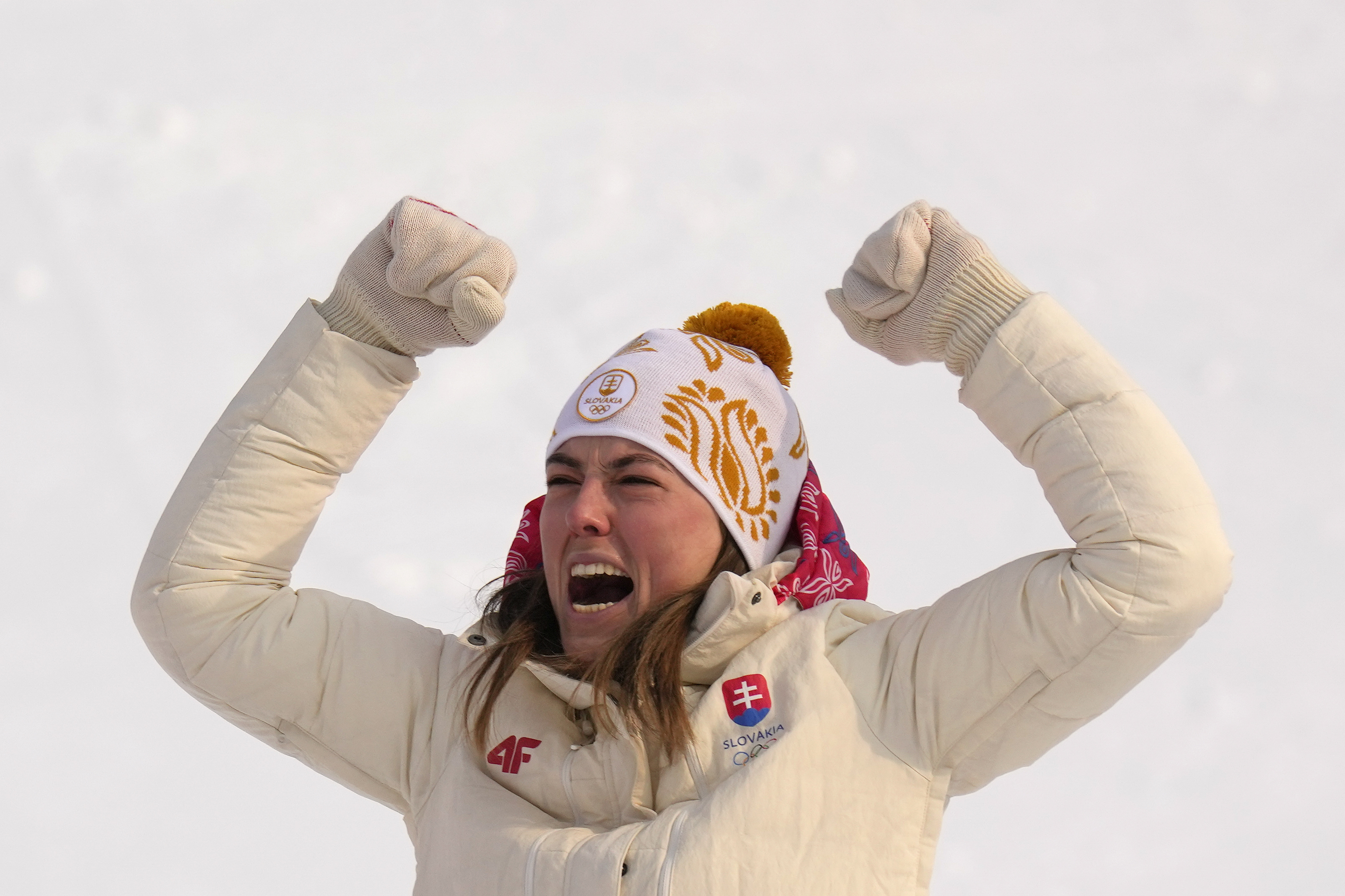Petra Vlhova celebra su medalla olmpica en el eslalon.