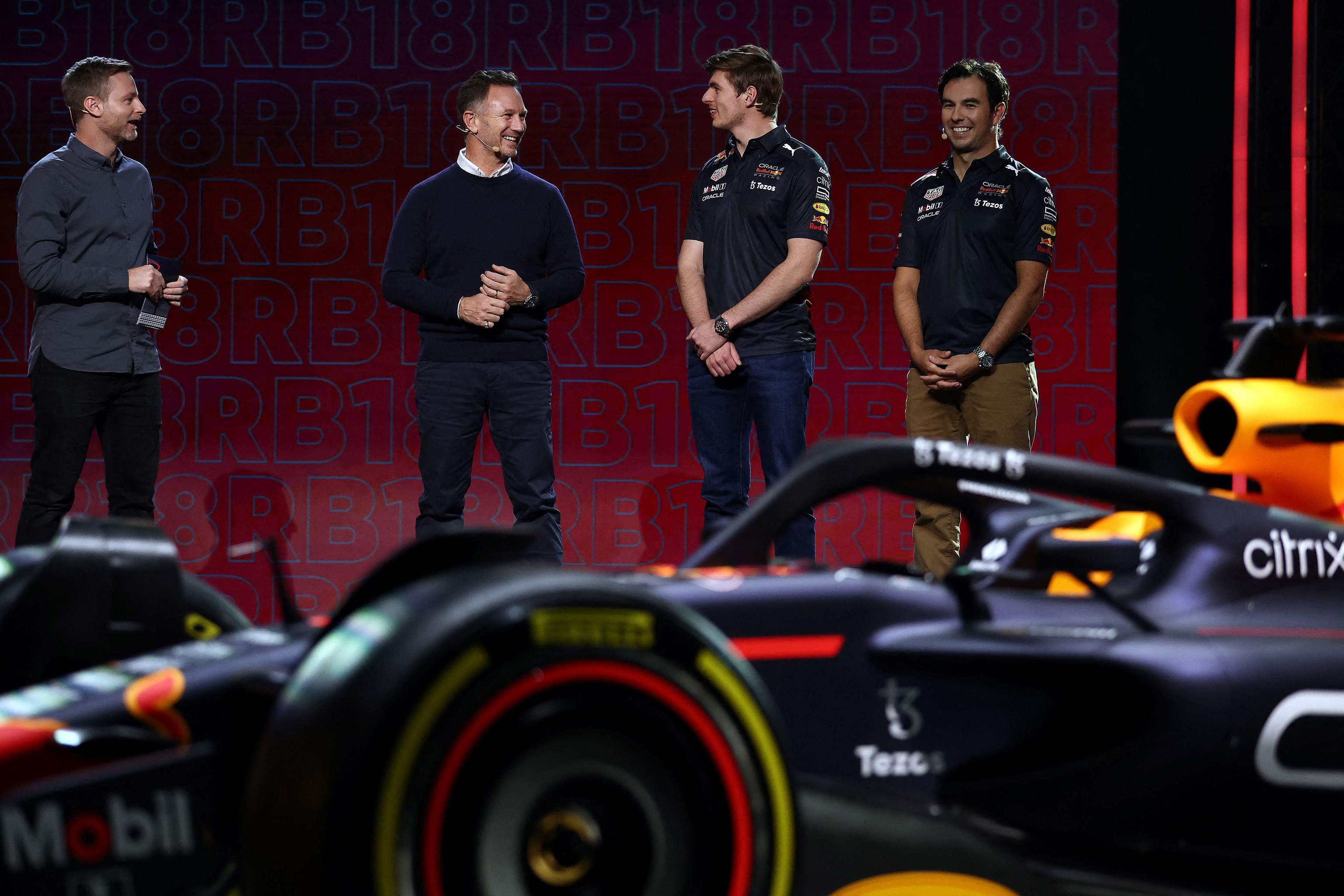 Horner charla con Verstappen, durante la presentacin del RB18.