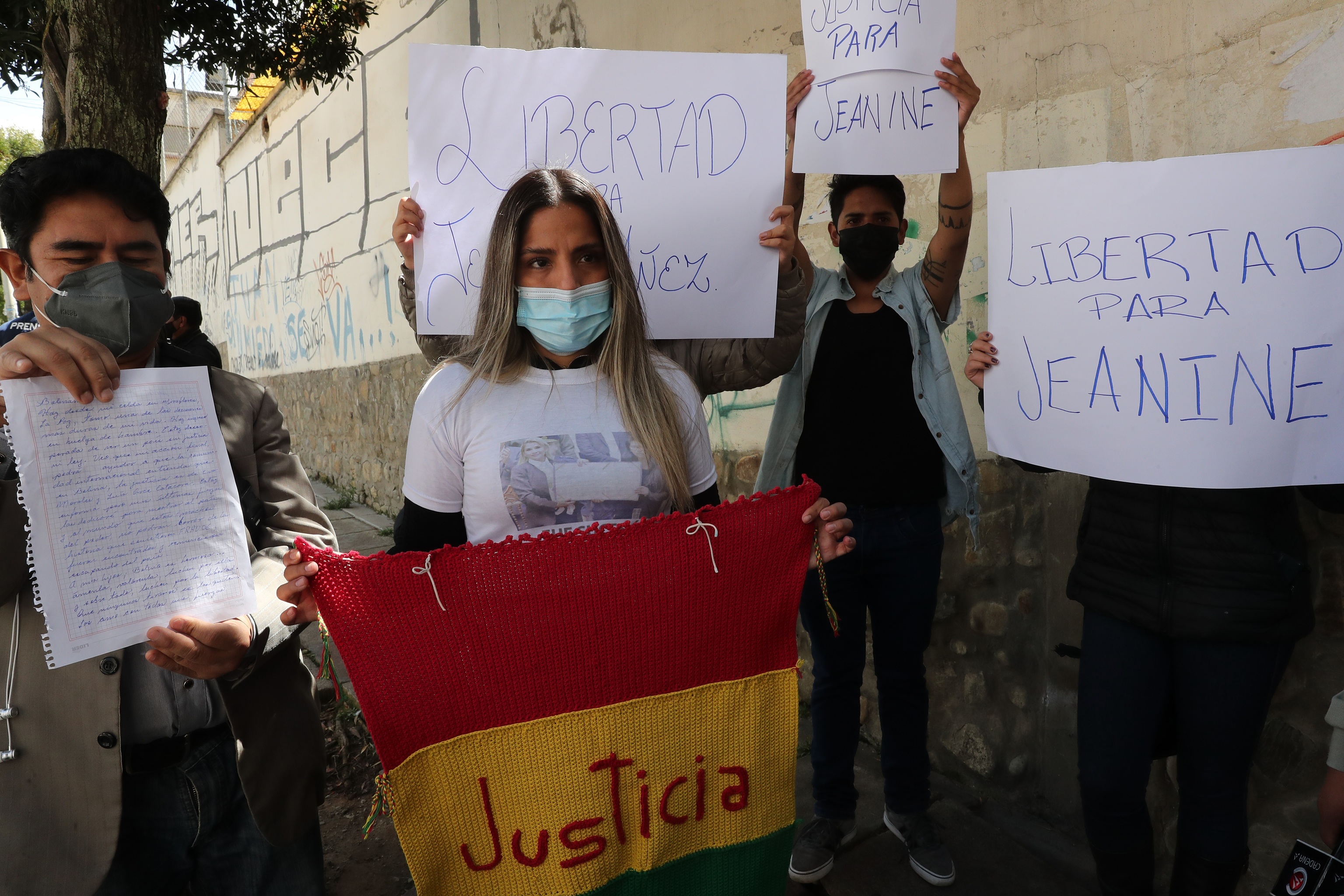 Carolina Ribera (c), hija de la expresidenta interina de Bolivia  Jeanine ez protesta este mircoles por la situacin de su madre.