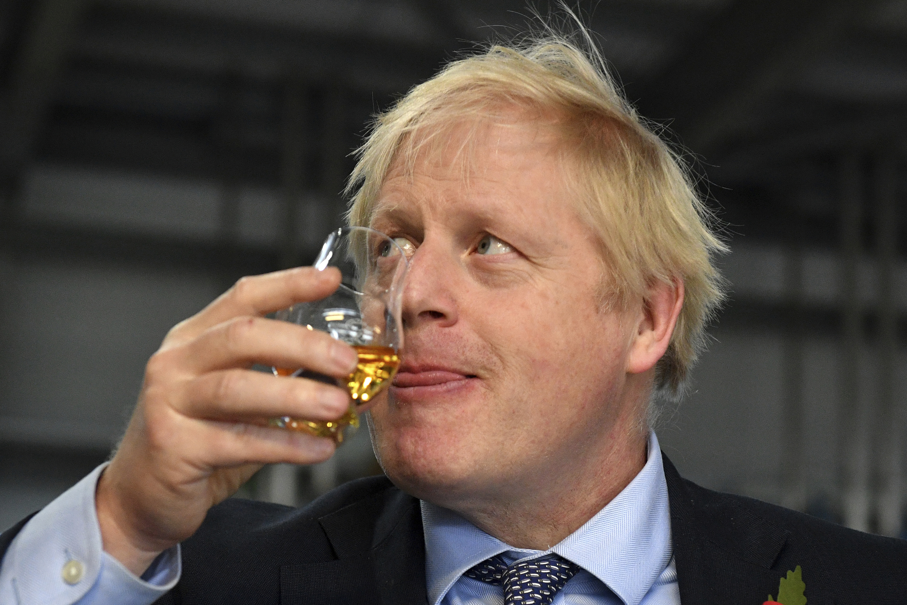 Boris Johnson en una cata de whisky, en una imagen de archivo.