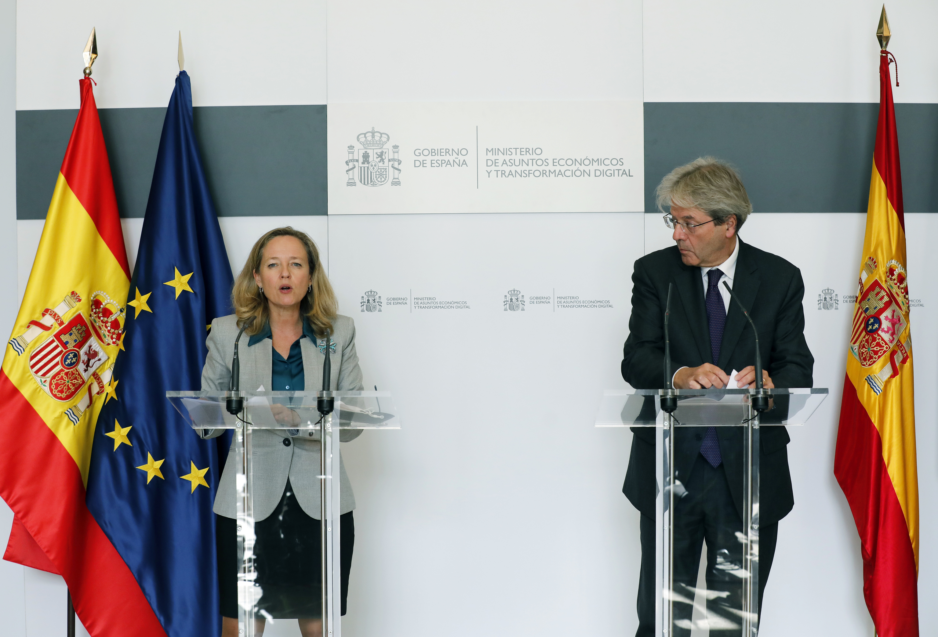 La ministra de Economía, Nadia Calviño, junto a Paolo Gentiloni.