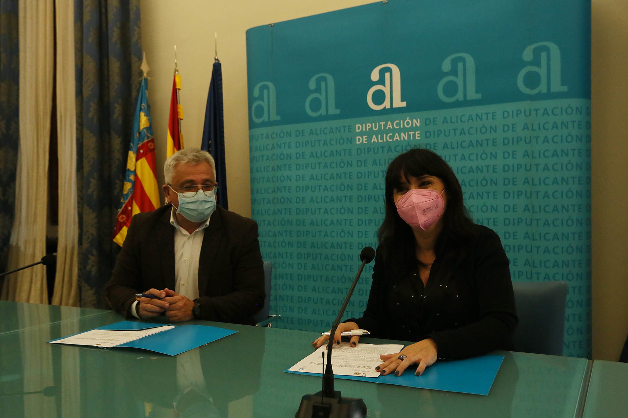 El concejal de Alicante, Antonio Manresa, y la diputada de Cultura, Julia Parra.