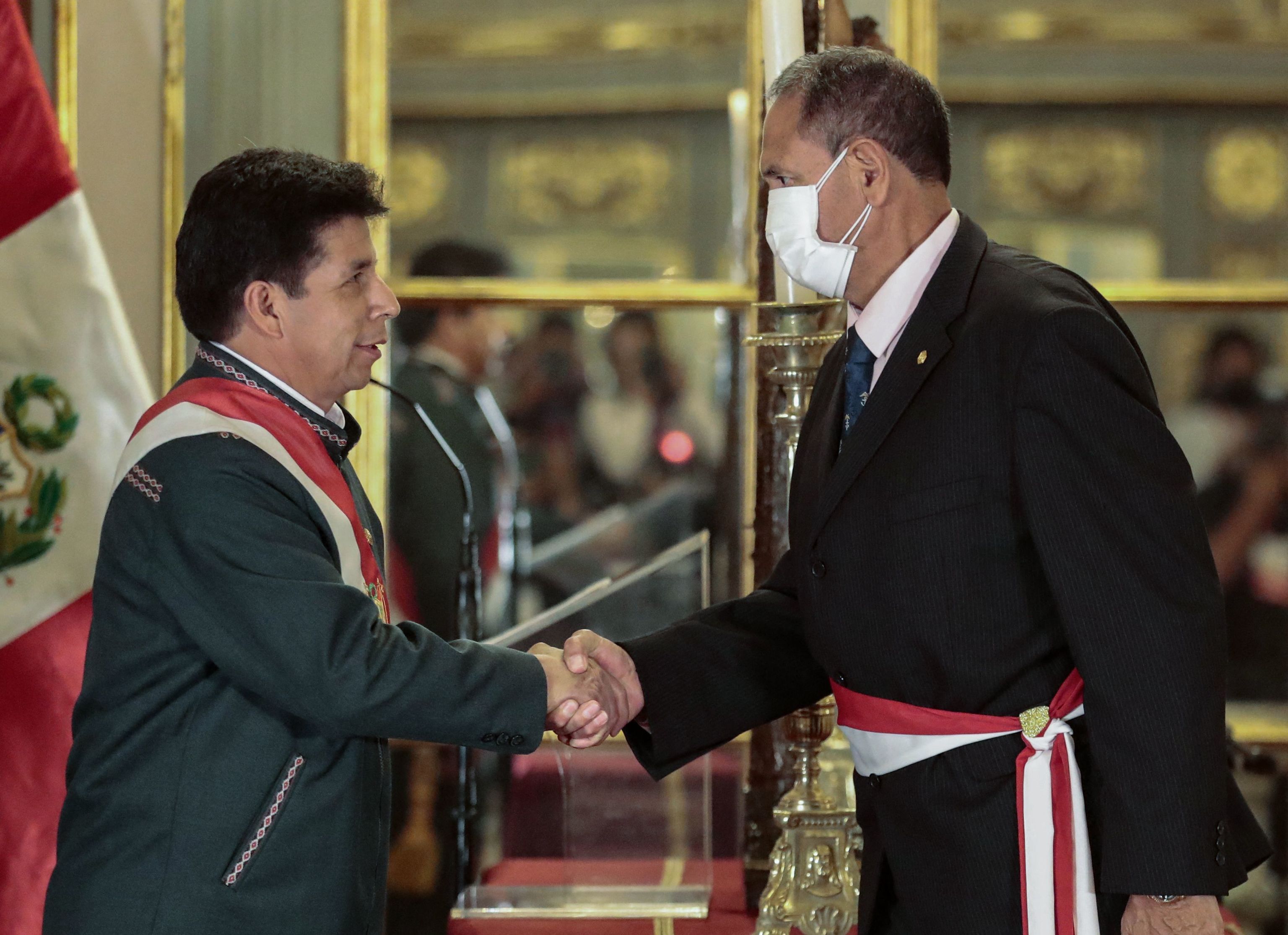 El presidente Pedro Castillo saluda a su nuevo ministro de Salud.
