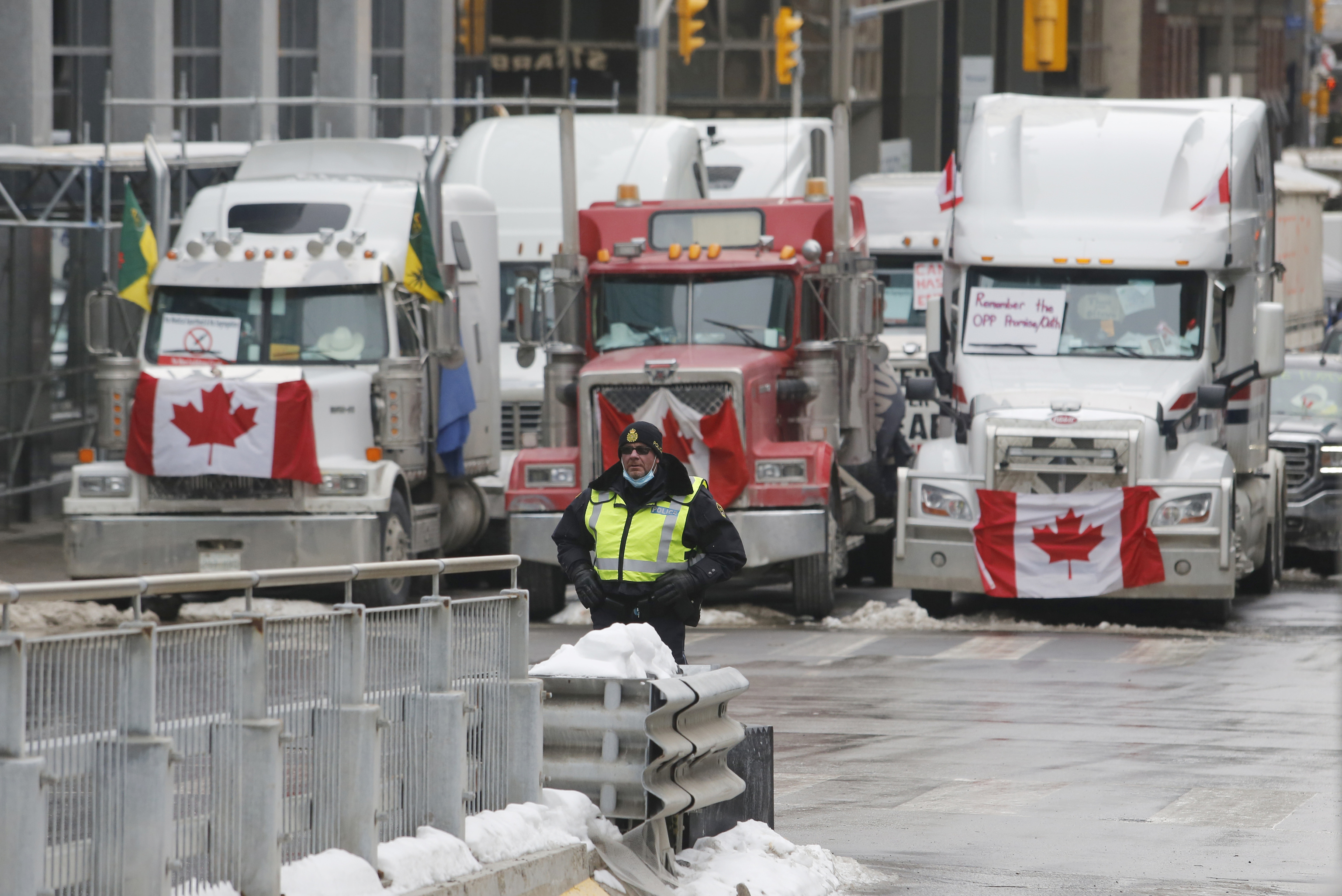 Un polica frente a los camiones que bloquean el paso en Ottawa en protesta por la obligatoriedad de la vacunacin anti Covid.