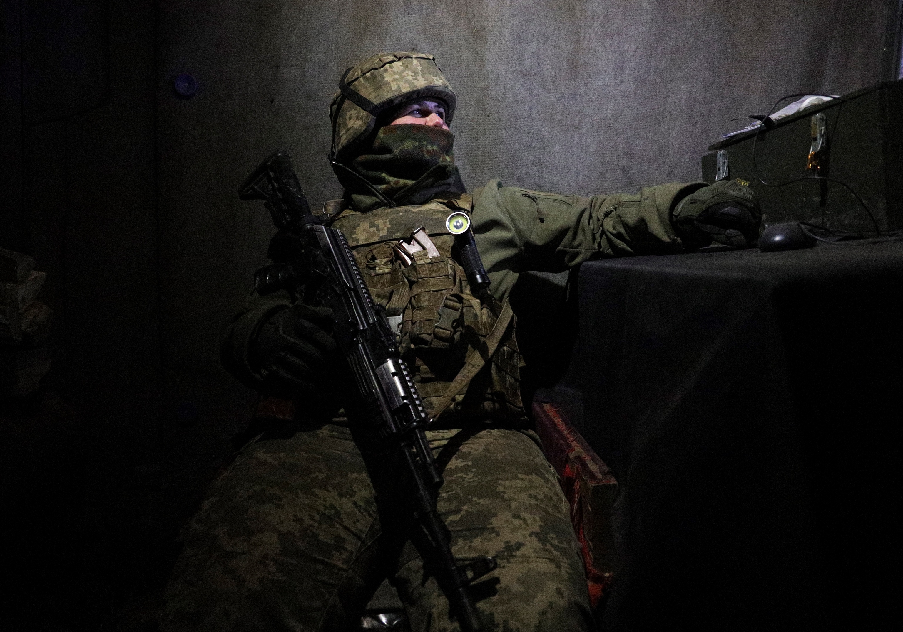 Un militar ucraniano descansa en un refugio cerca de Luhansk, próximo a la zona del Donbas controlada por los prorrusos.