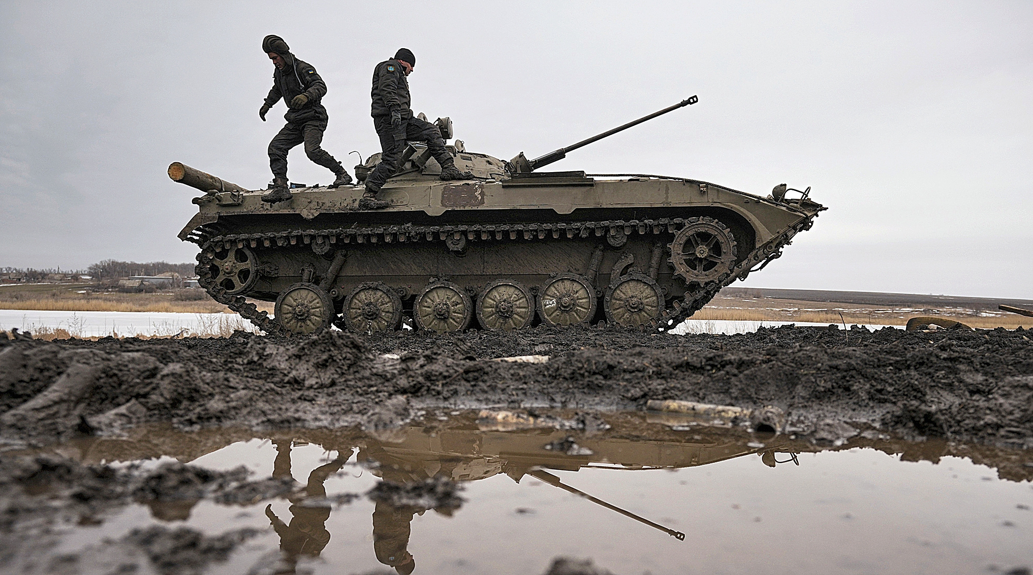 Militares ucranianos caminan sobre un vehículo de combate blindado, en Donetsk.
