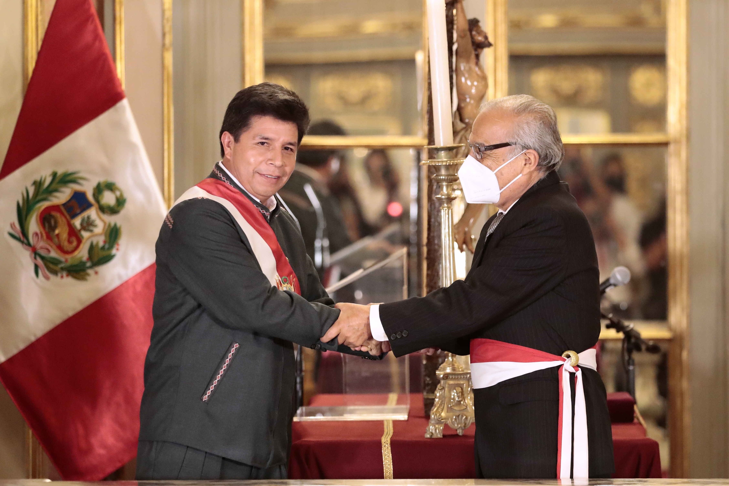 El presidente de Perú, Pedro Castillo, estrecha la mano al nuevo primer ministro, Aníbal Torres