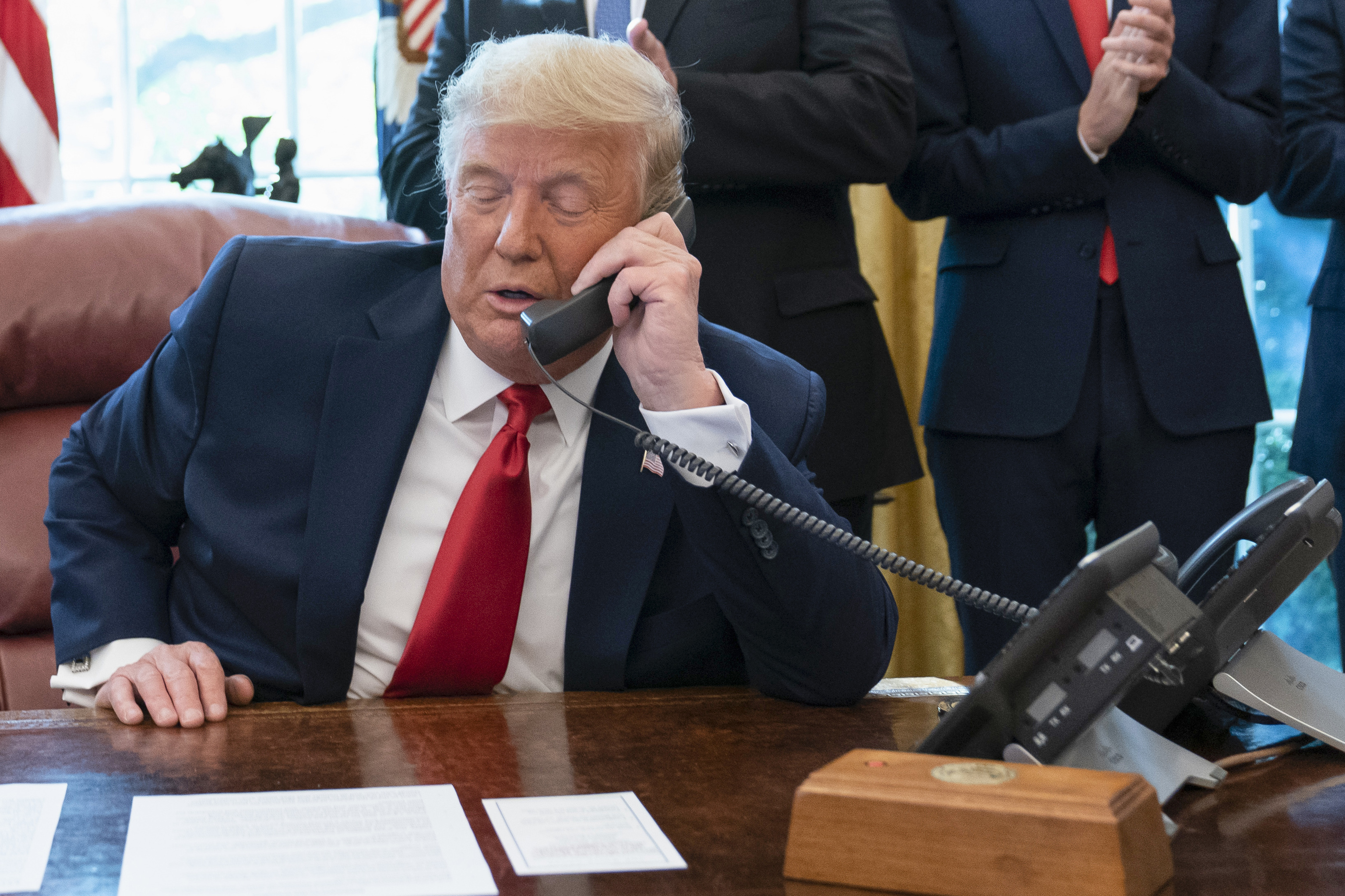 Donald Trump habla por teléfono en el despacho presidencial de la Casa Blanca.