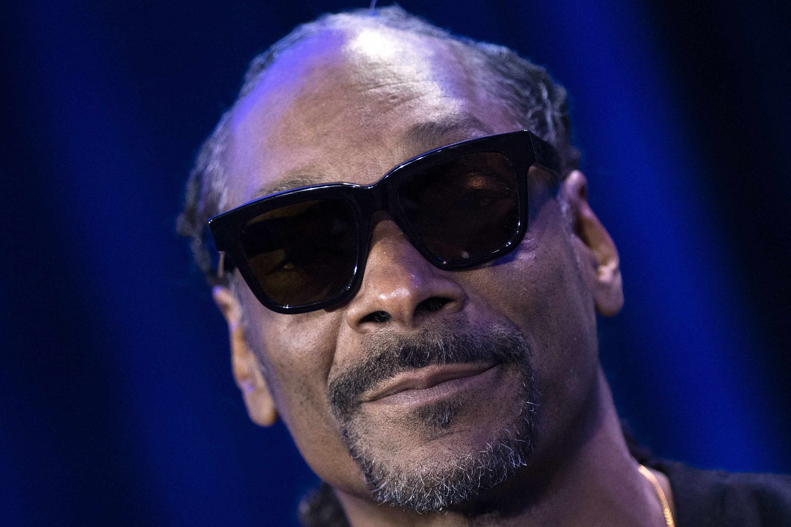 El rapero Snoop Dogg asiste a la conferencia de prensa del Pepsi Super Bowl LVI Halftime Show en el centro de convenciones, en Los Ángeles, California