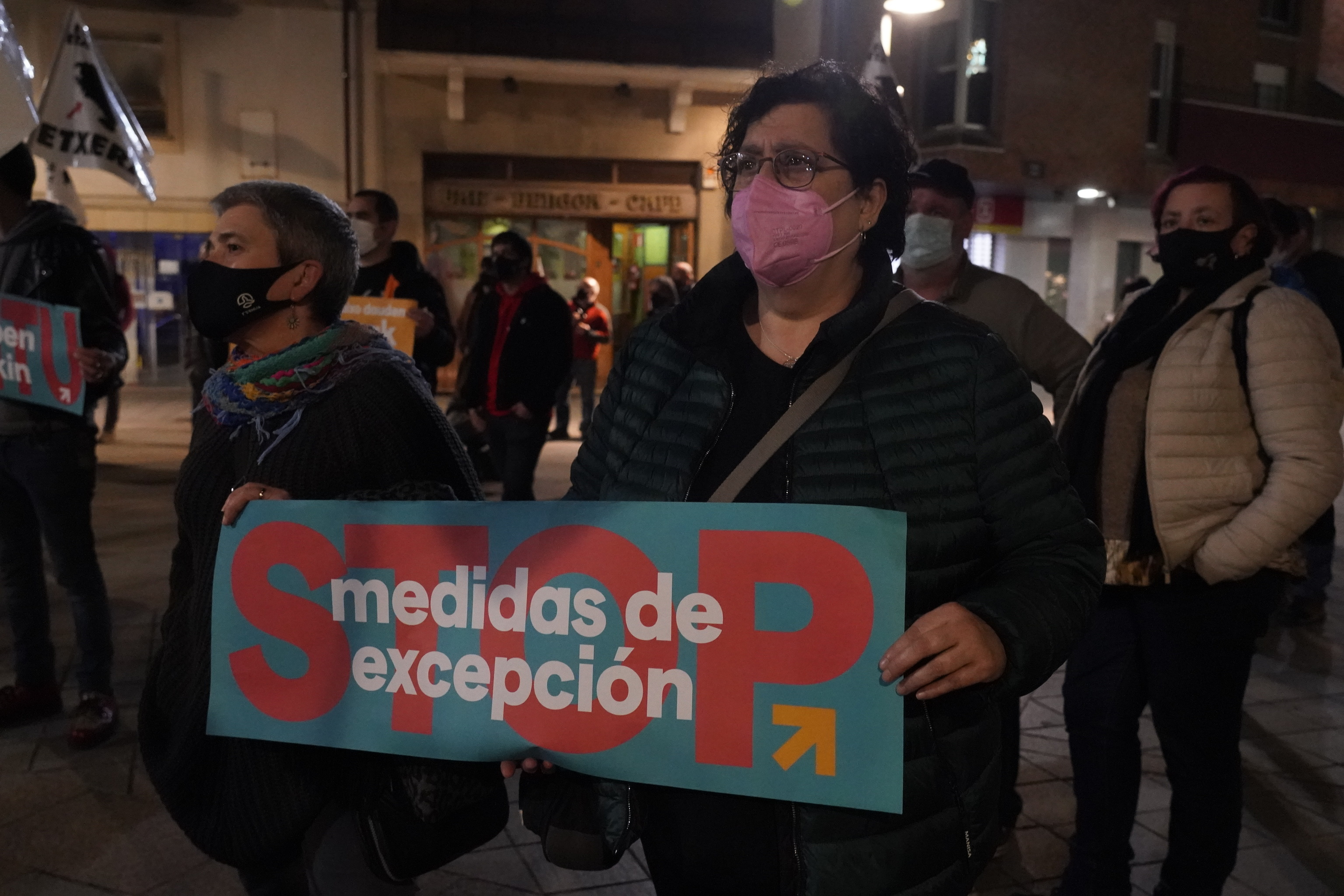 Manifestantes en una marcha convocada por Sare en Mondragón exigen el fin de las políticas de "excepción" con los etarras.