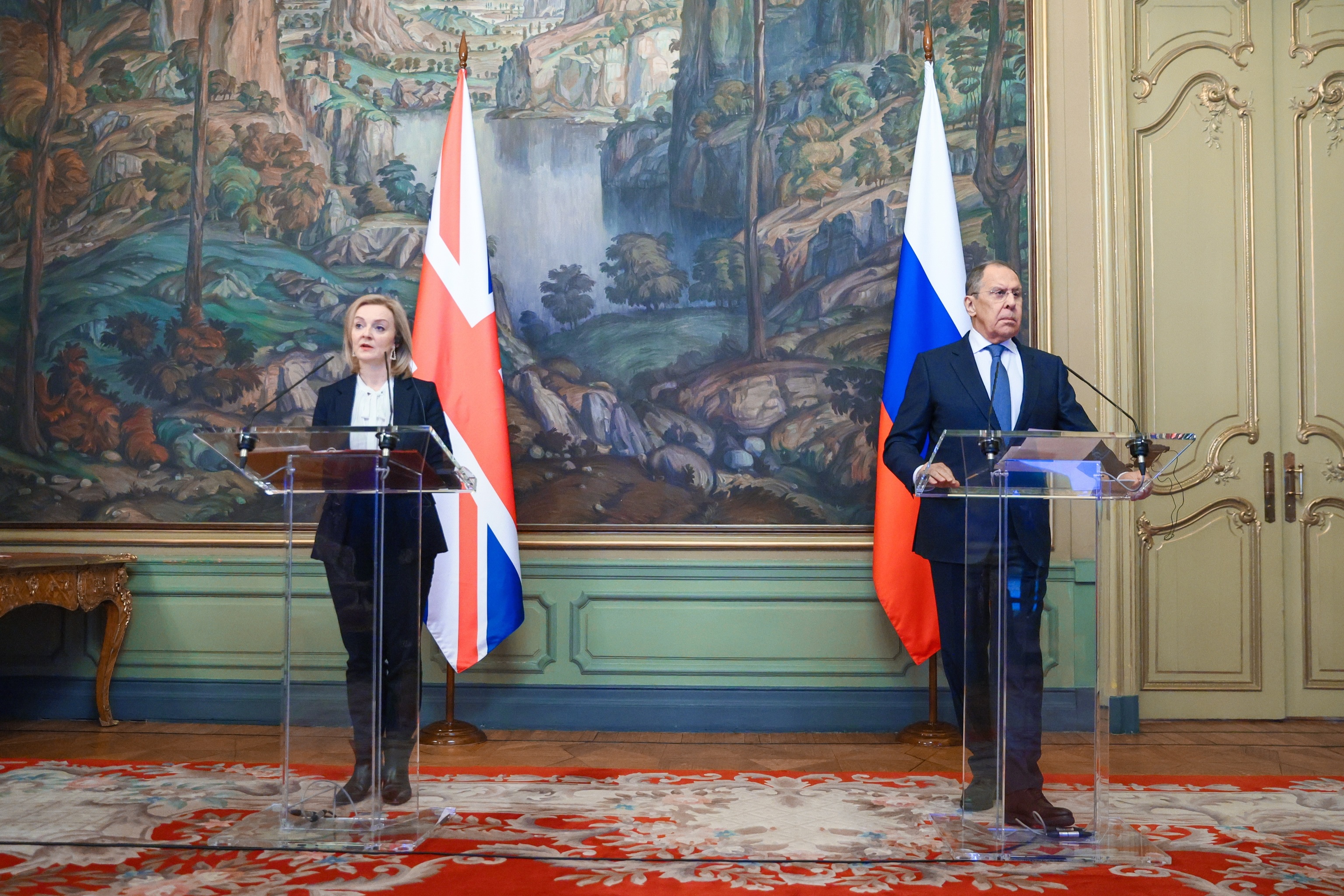 El ministro de Asuntos Exteriores ruso, Sergei Lavrov (dcha), y a la ministra de Asuntos Exteriores británica, Elizabeth Truss (izda).