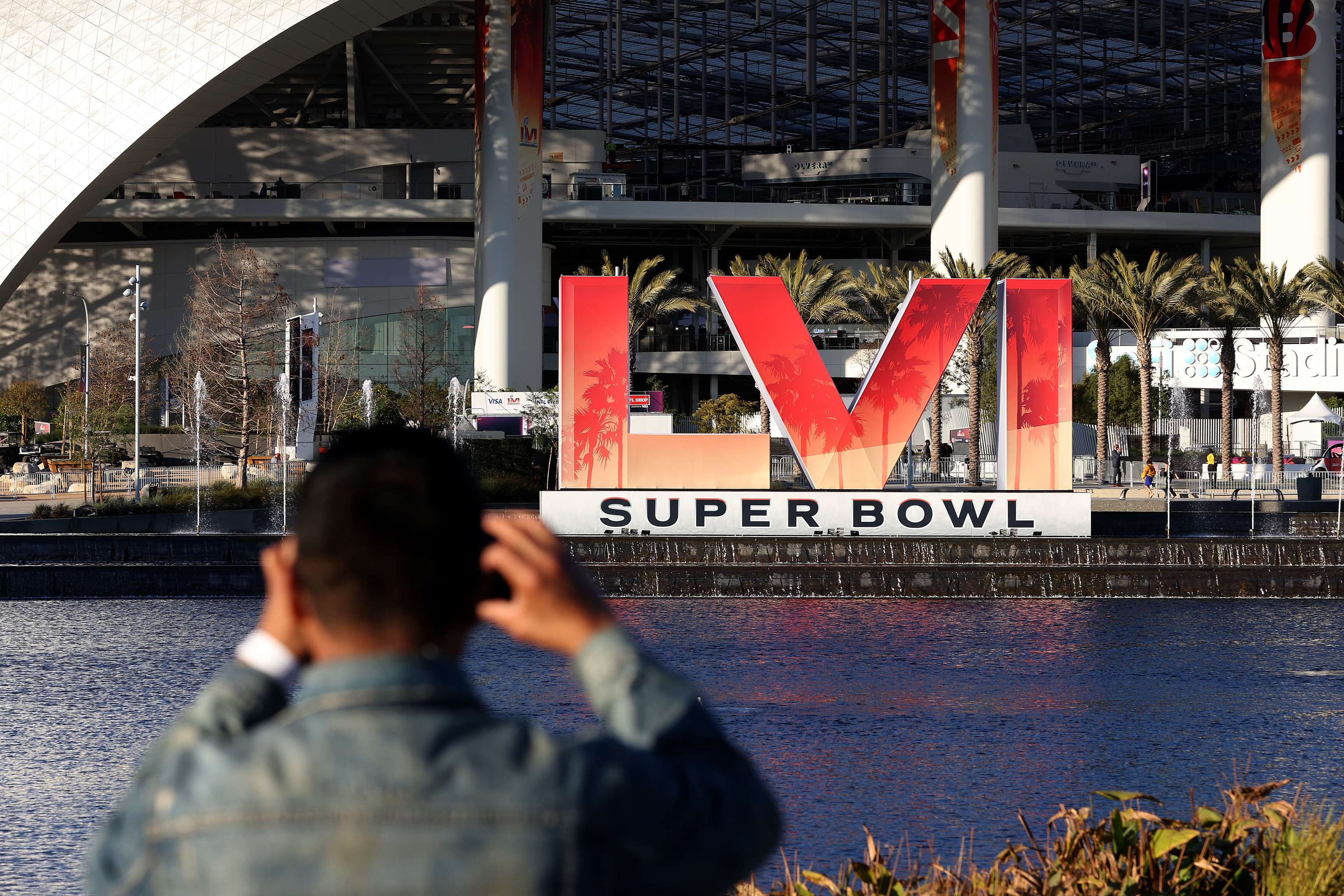 Un hombre realizando una foto al estadio de la final de la Super Bowl LVI 2022.