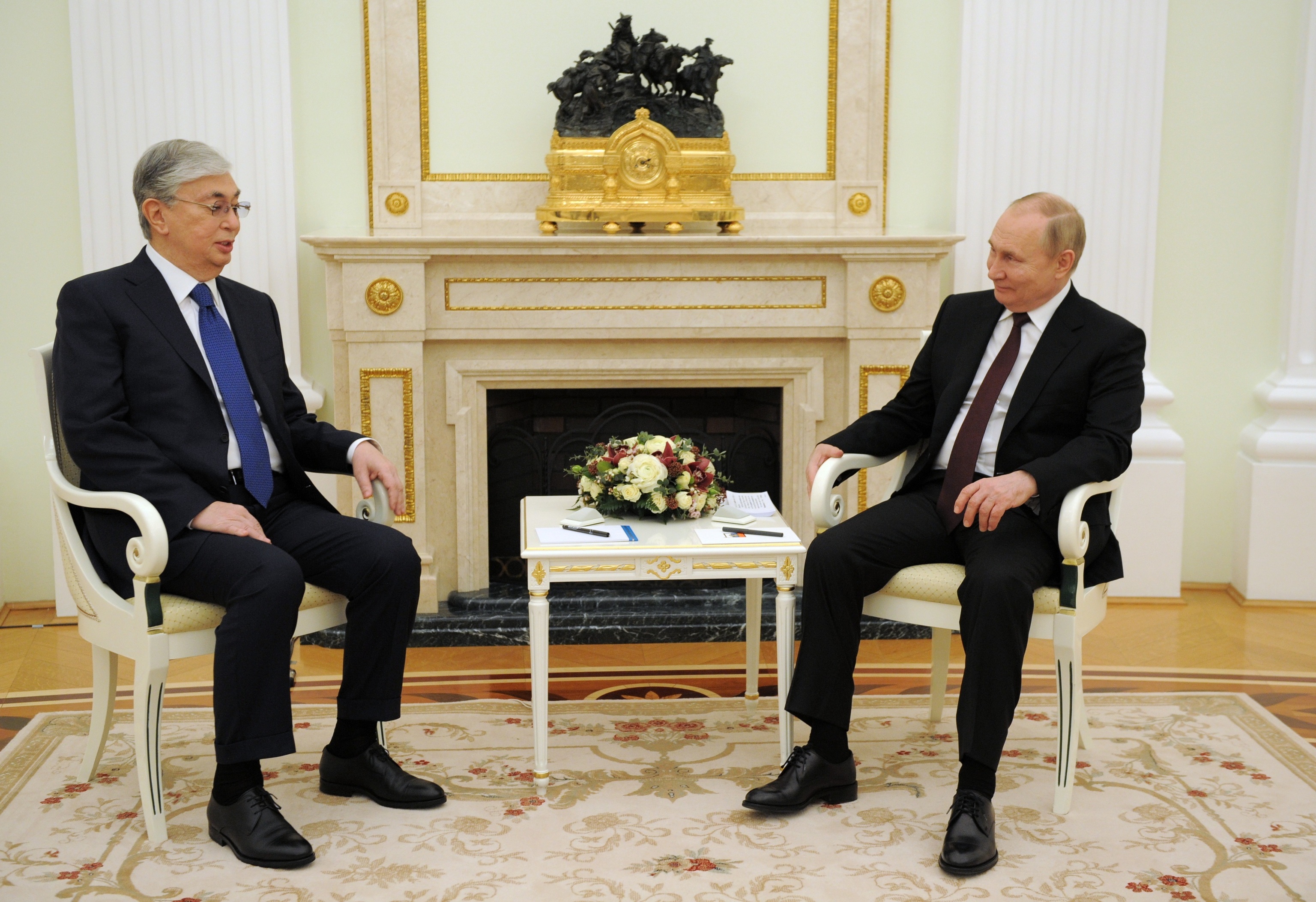 El presidente de Kazajistán, Tokayev, junto a Vladimir Putin.
