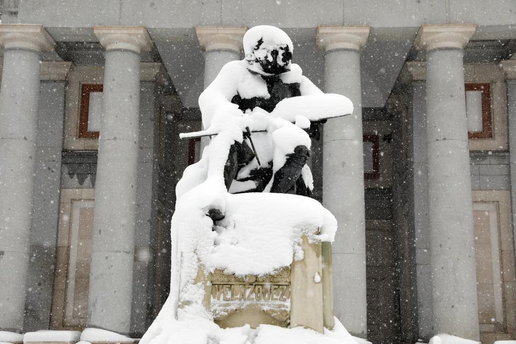 La estatua de Velzquez en el Prado bajo la nieve