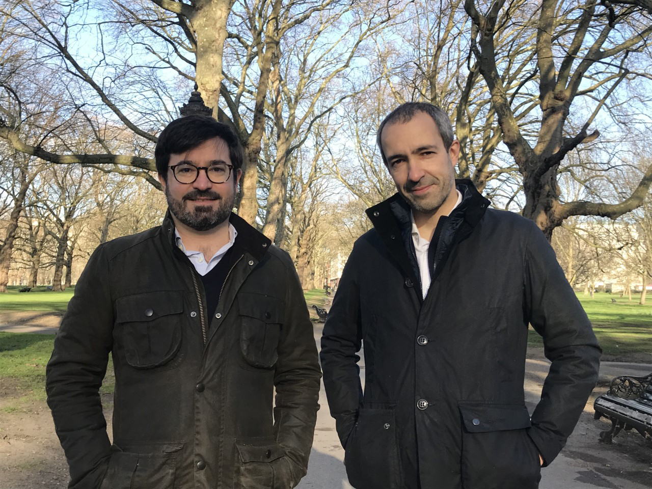Tony Timoner (izquierda) y Luis Quiroga, fundadores de Oikos, en Green Park, Londres
