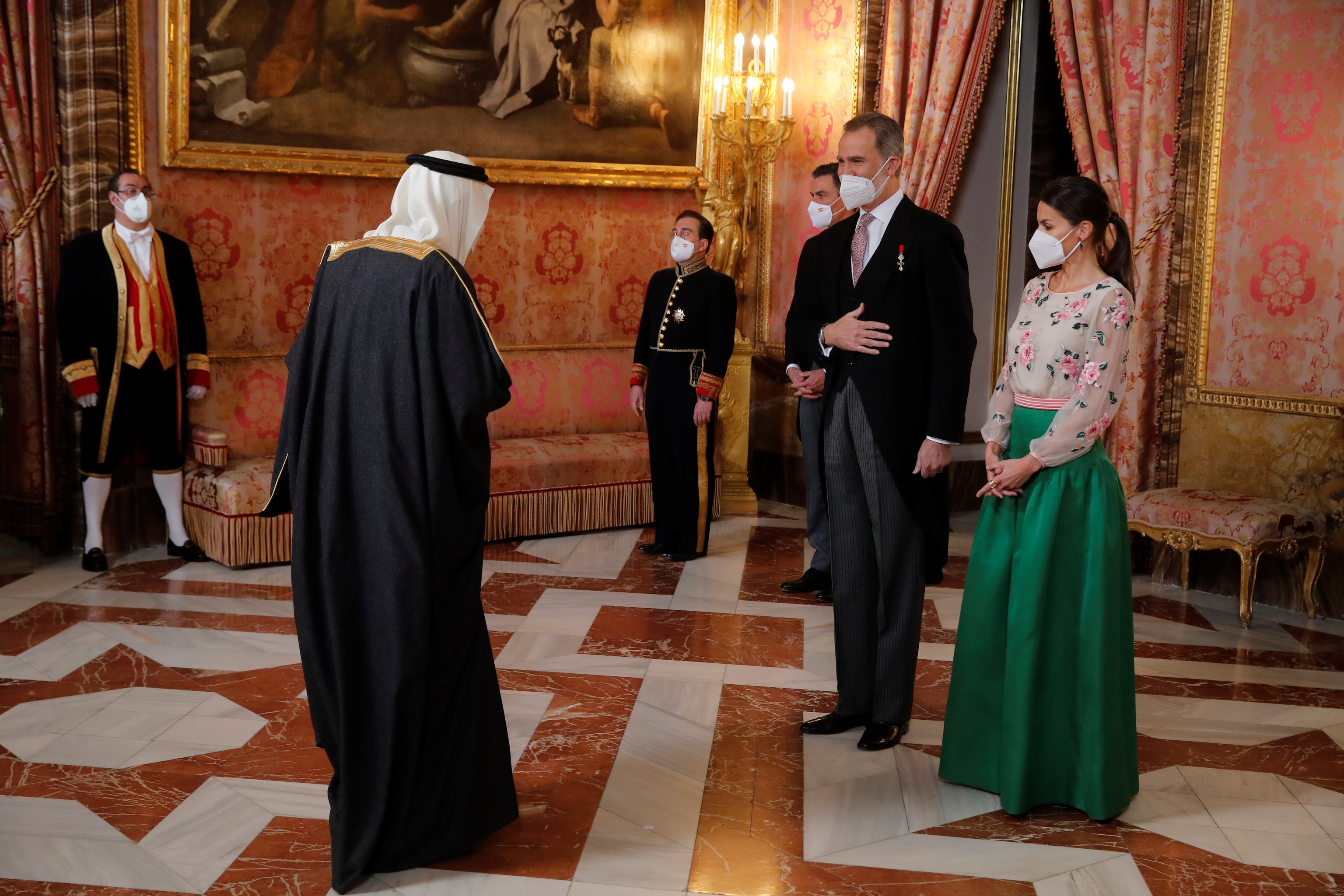 Los reyes en el recibimiento del embajador de Arabia Saud el pasado enero.