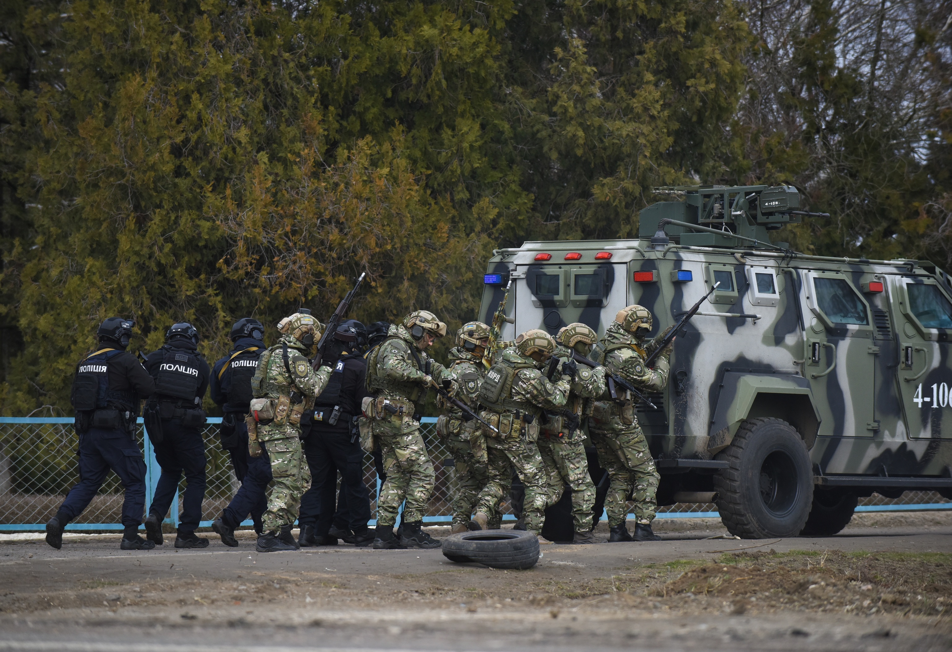 Agentes de la Polica y del Servicio de Migraciones de Ucrania participan en unos ejercicios en Kalanchak, al sur del pas.