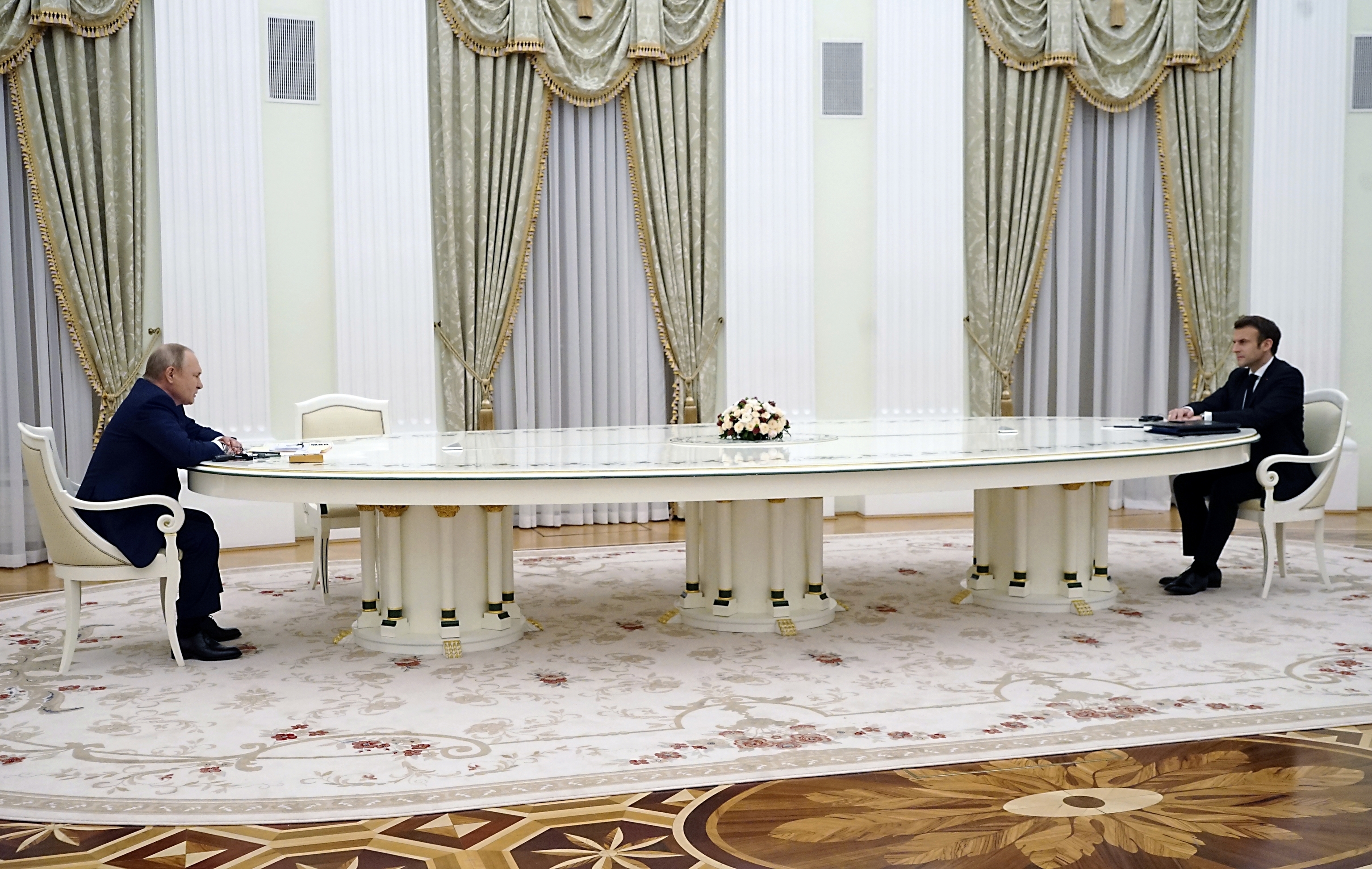 Putin, Macron y su mesa blanca.