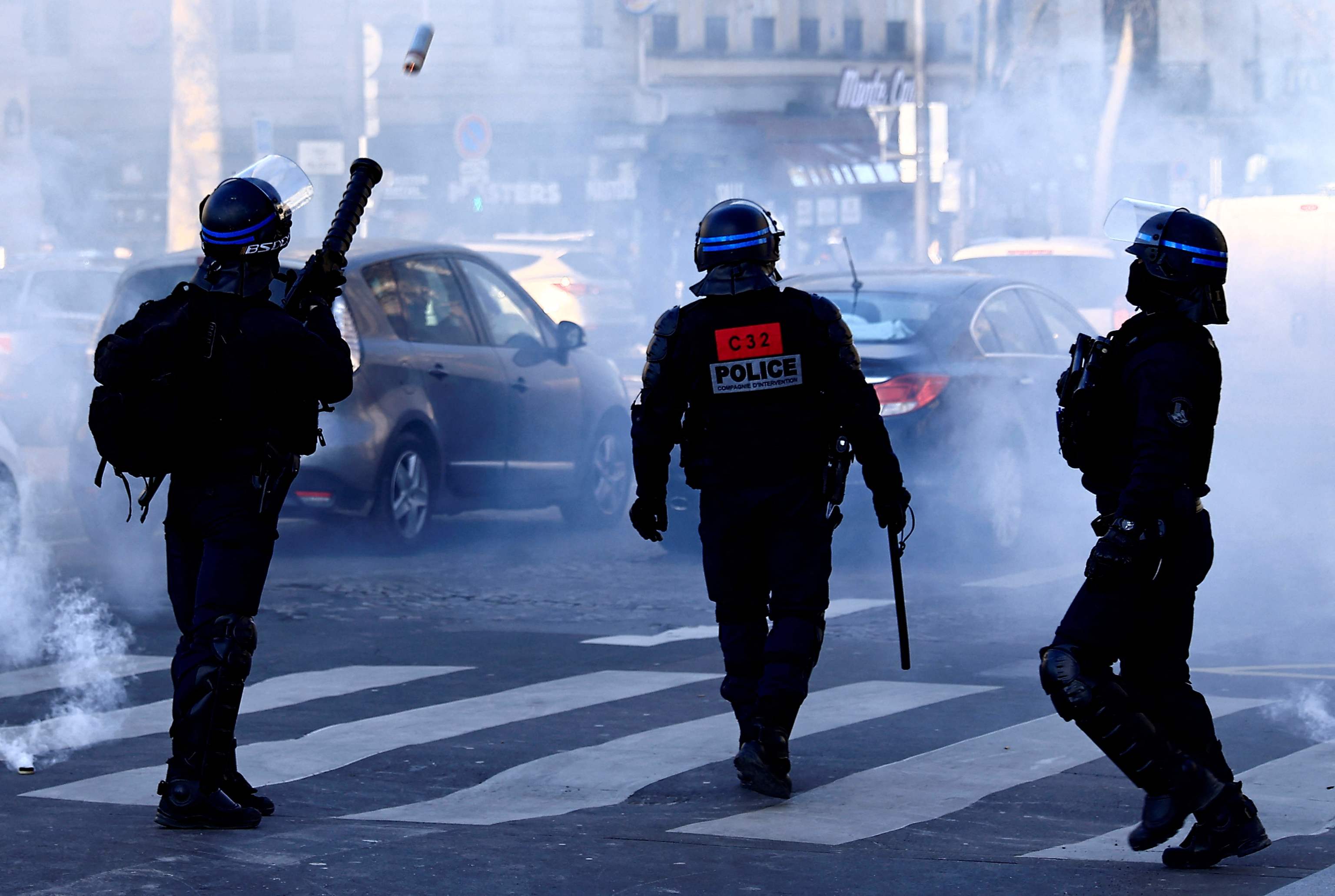 La Polica lanza en Pars botes de humo contra los manifestantes