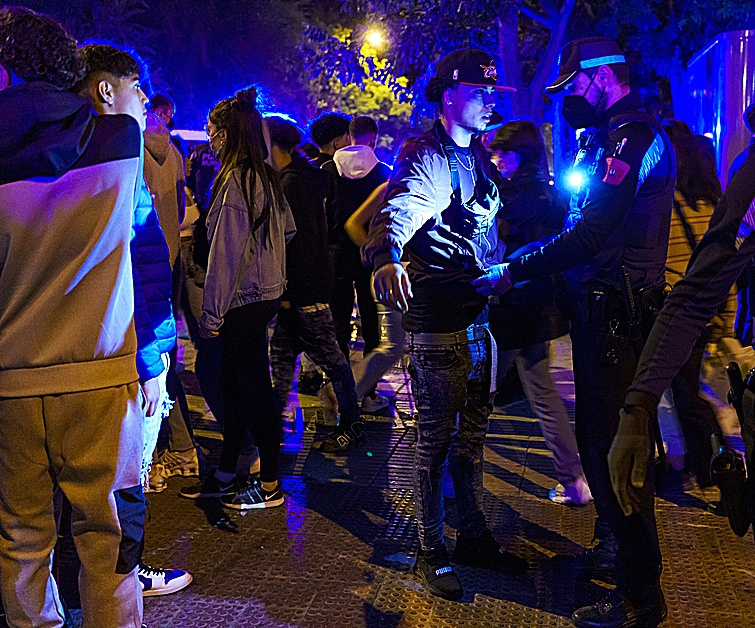 Policas municipales durante un botelln en el Parque del Oeste de Moncloa.