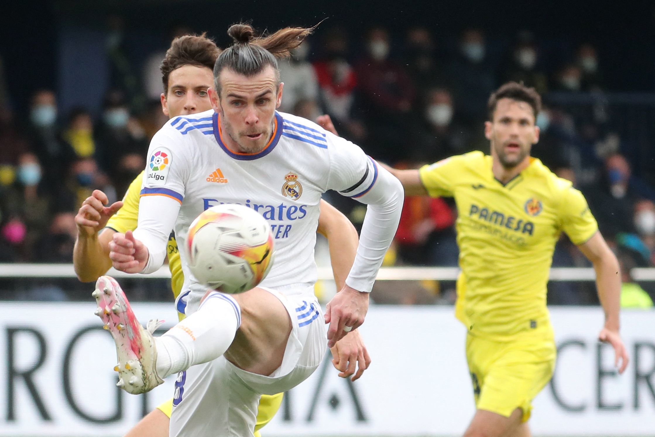 Bale controla el baln ante Pau Torres en La Cermica.