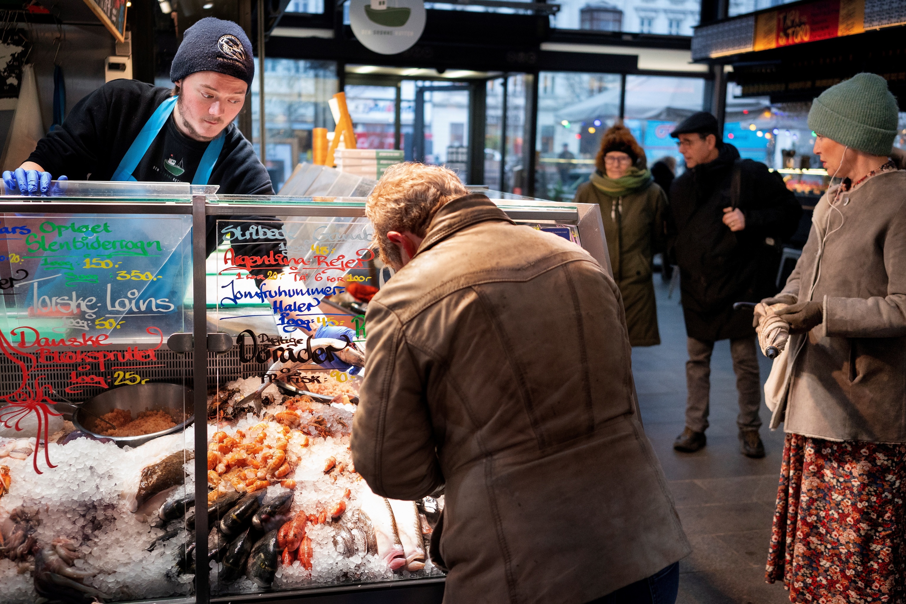 Varias personas sin mascarilla en el mercado de Torvehallerne, en Copenhague.