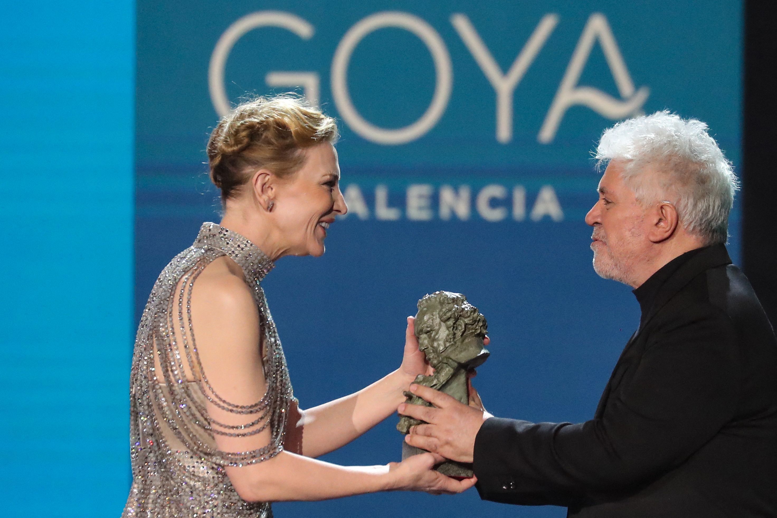 Pedro Almodvar entrega el Goya internacional a Cate Blanchett.