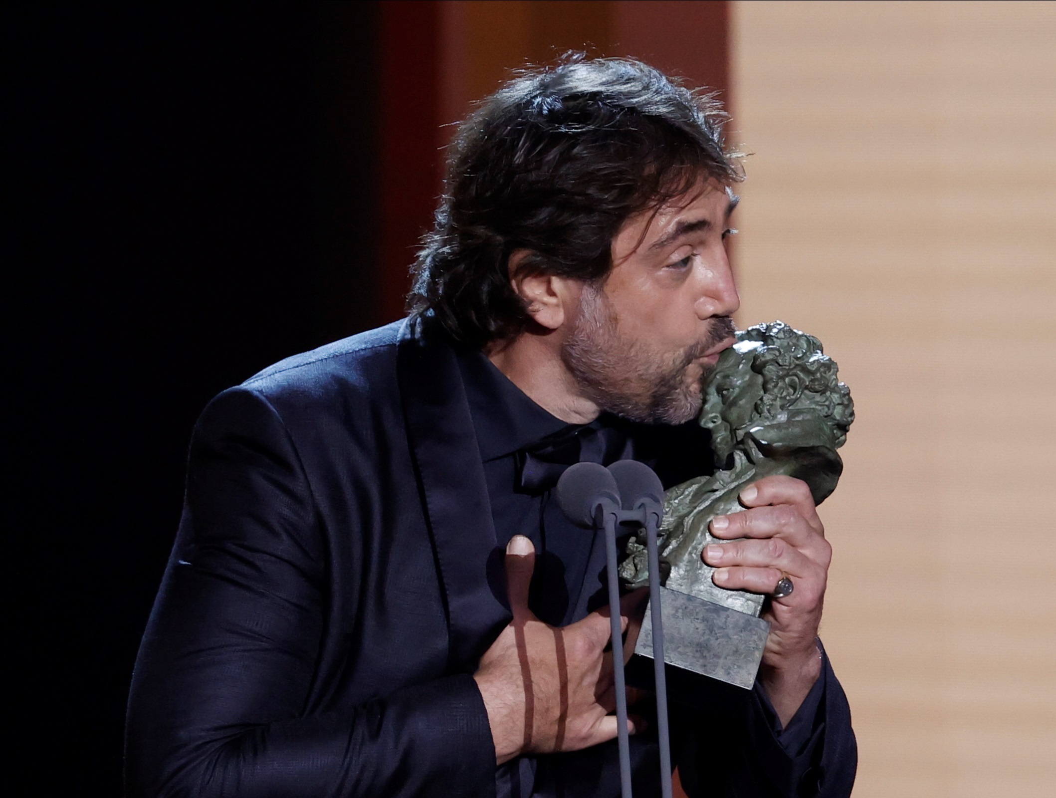 Javier Bardem recoge y besa el Goya a mejor actor.