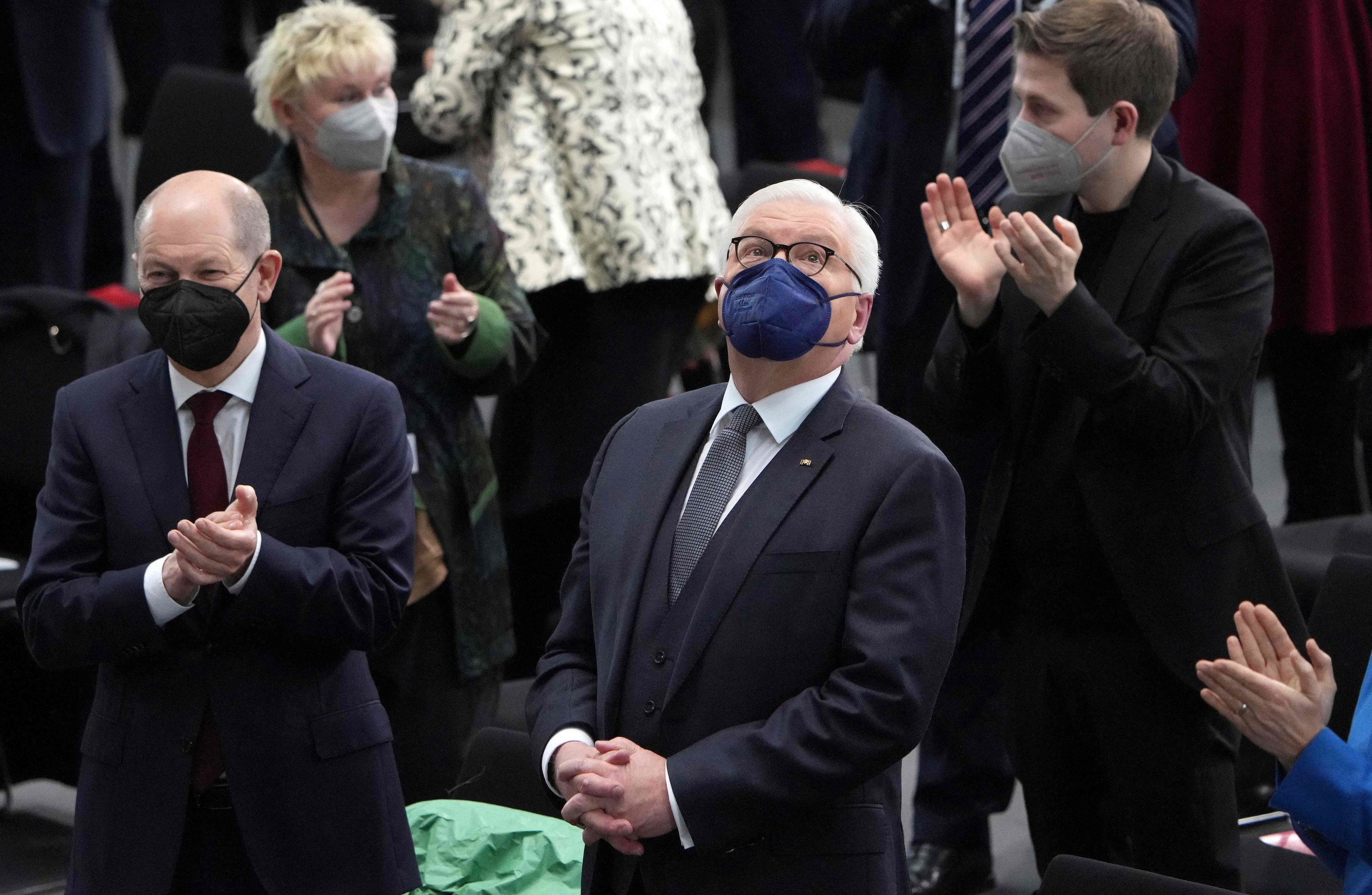 El presidente Frank-Walter Steinmeier recibe el aplauso tras su reeleccin.