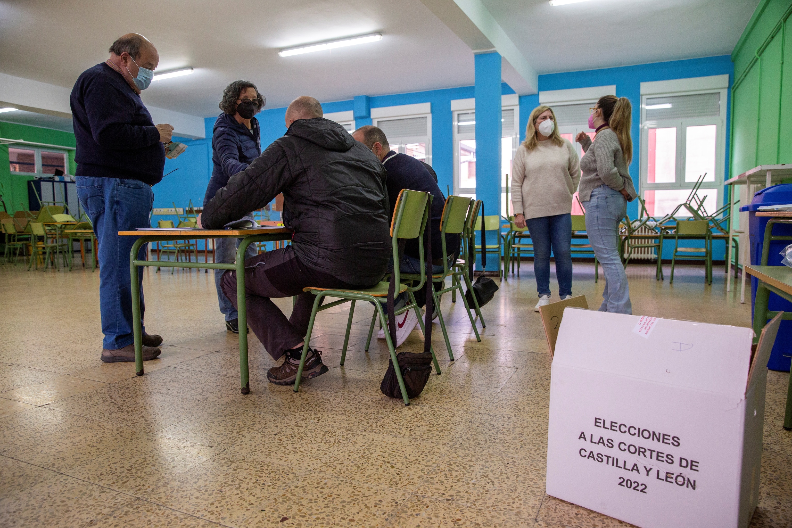 Un colegio electoral en Trevio, enclave burgals en territorio de lava.