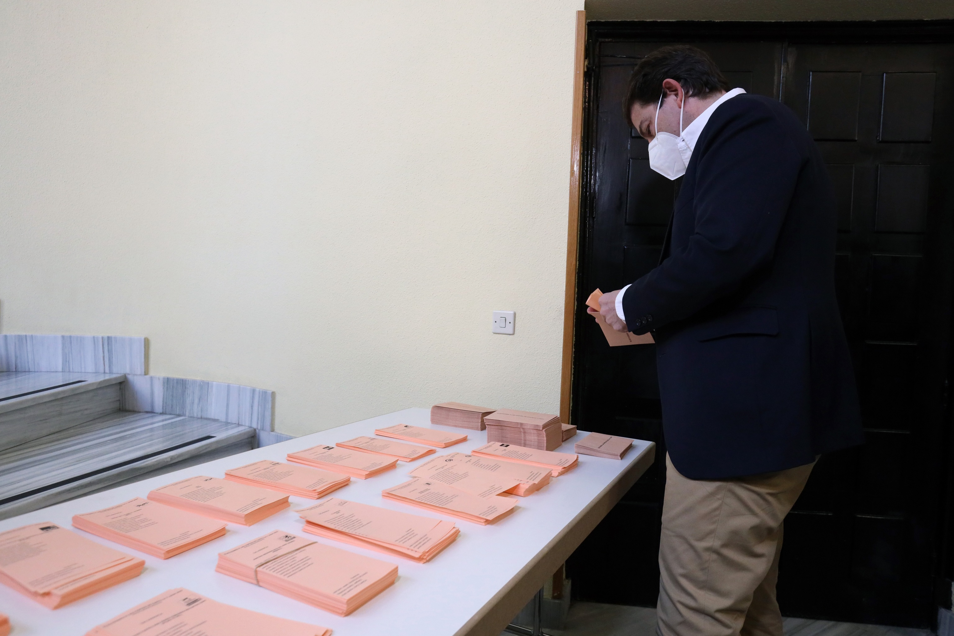 Alfonso Fernndez Maueco guarda la papeleta electoral en un colegio en Salamanca.