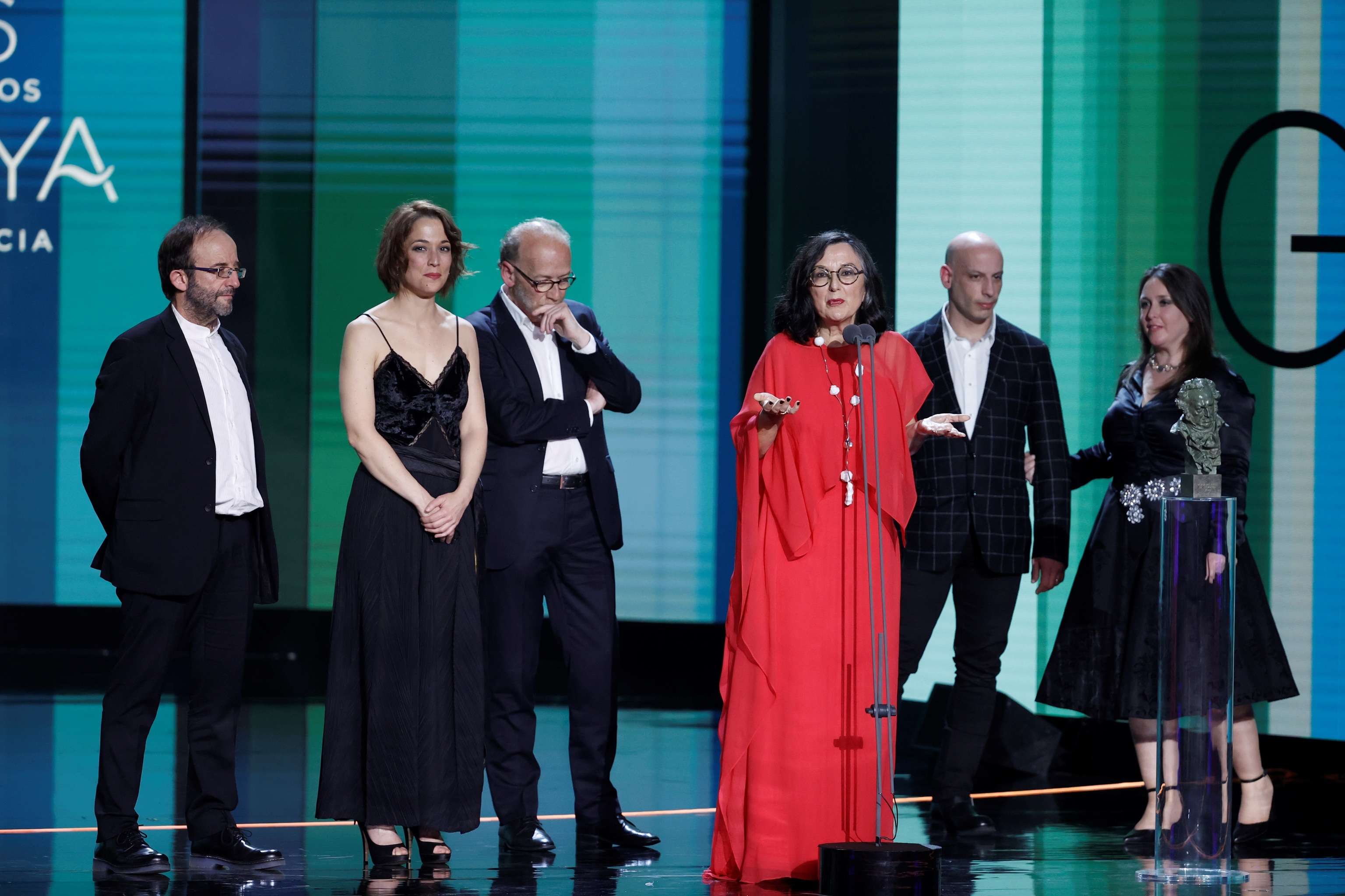 La productora Chelo Loureiro (3d), acompañada por su equipo, recibe el Goya a la mejor película de animación por 'Valentina'.