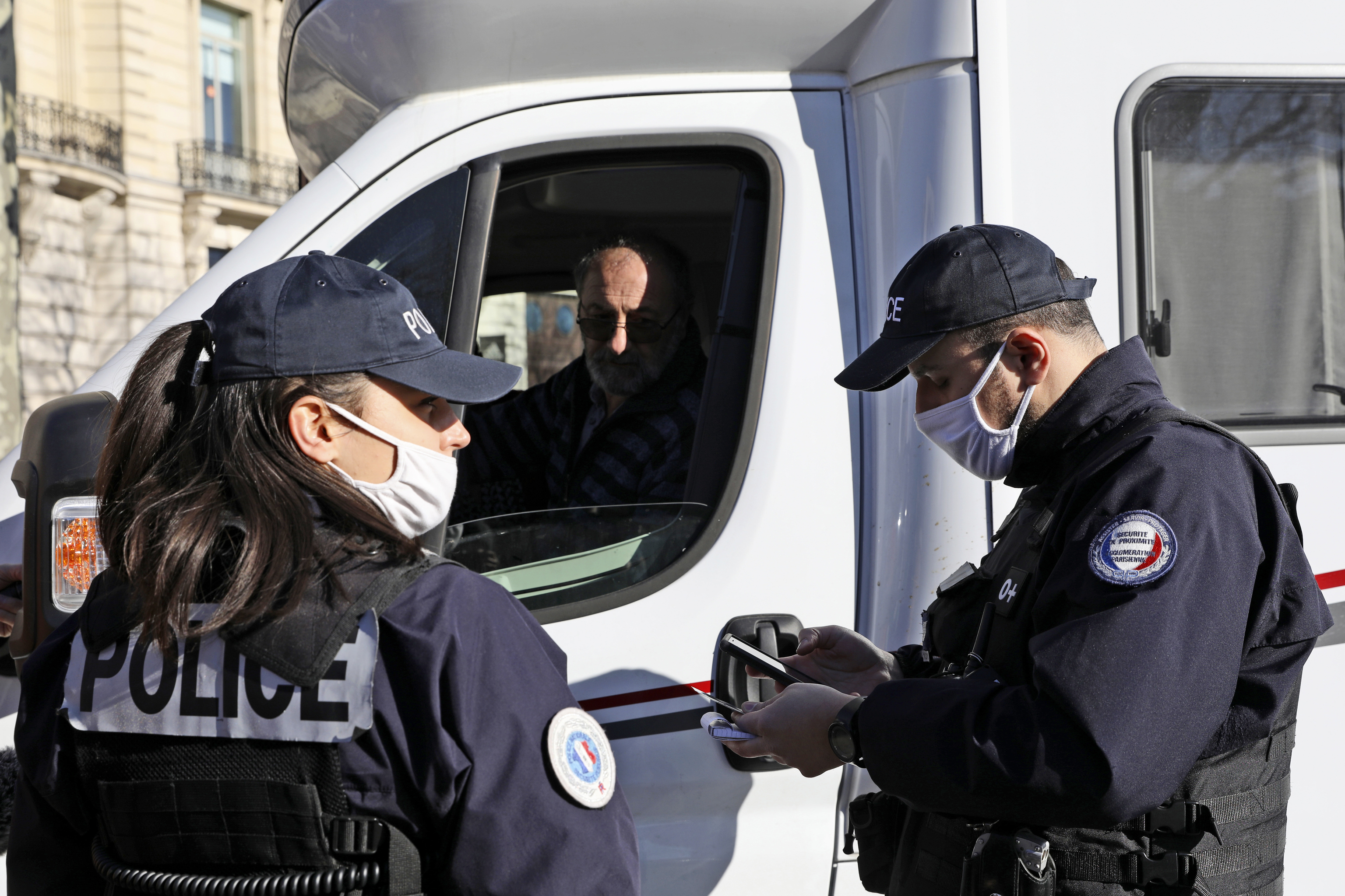 La policía pide identificación a un conductor en París.