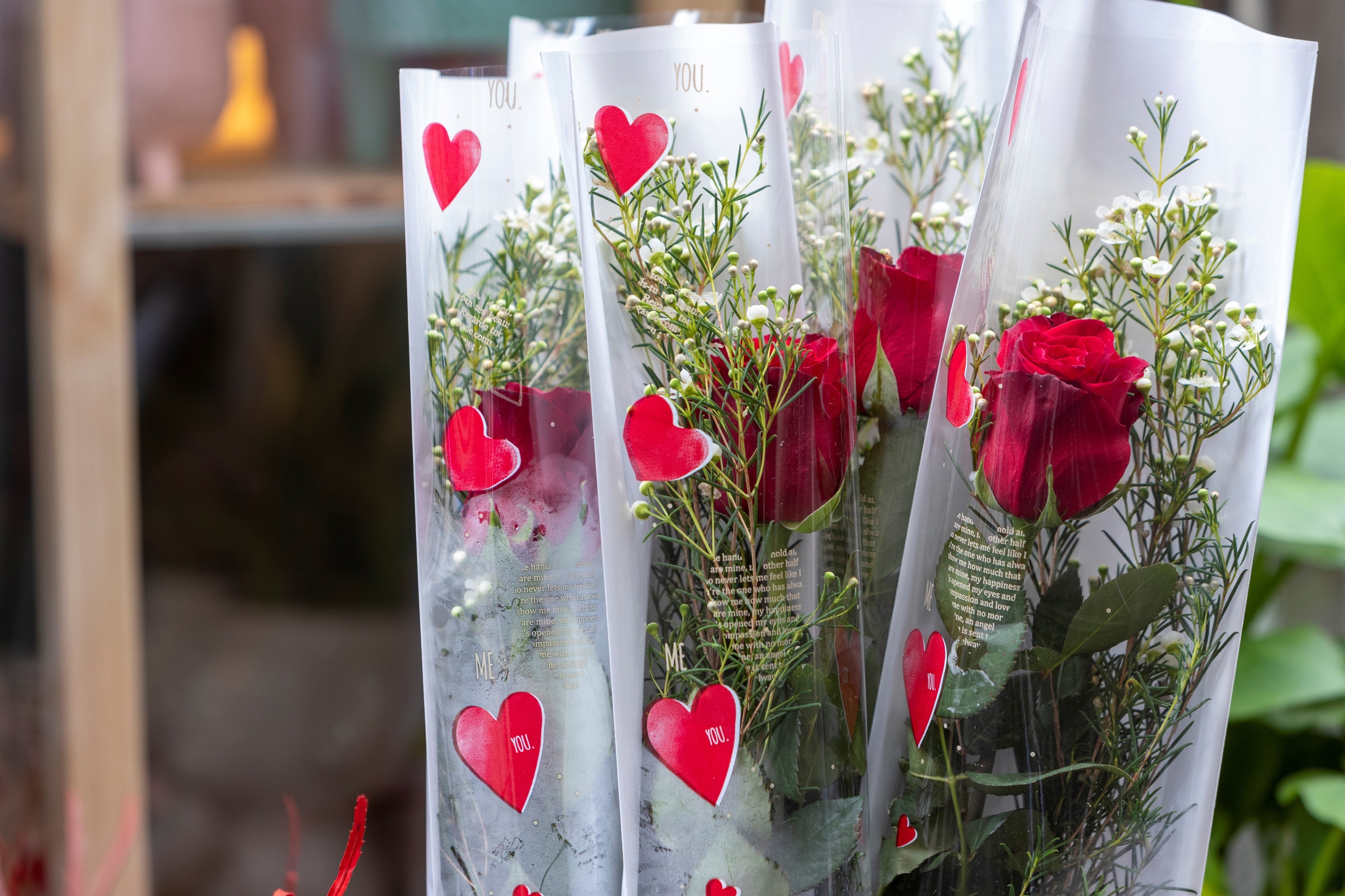 Hoy se celebra San Valentn, Da de los enamorados, y Cupido ya trabaja en avivar el amor con detalles de lo ms diverso como los clsico ramos de flores.