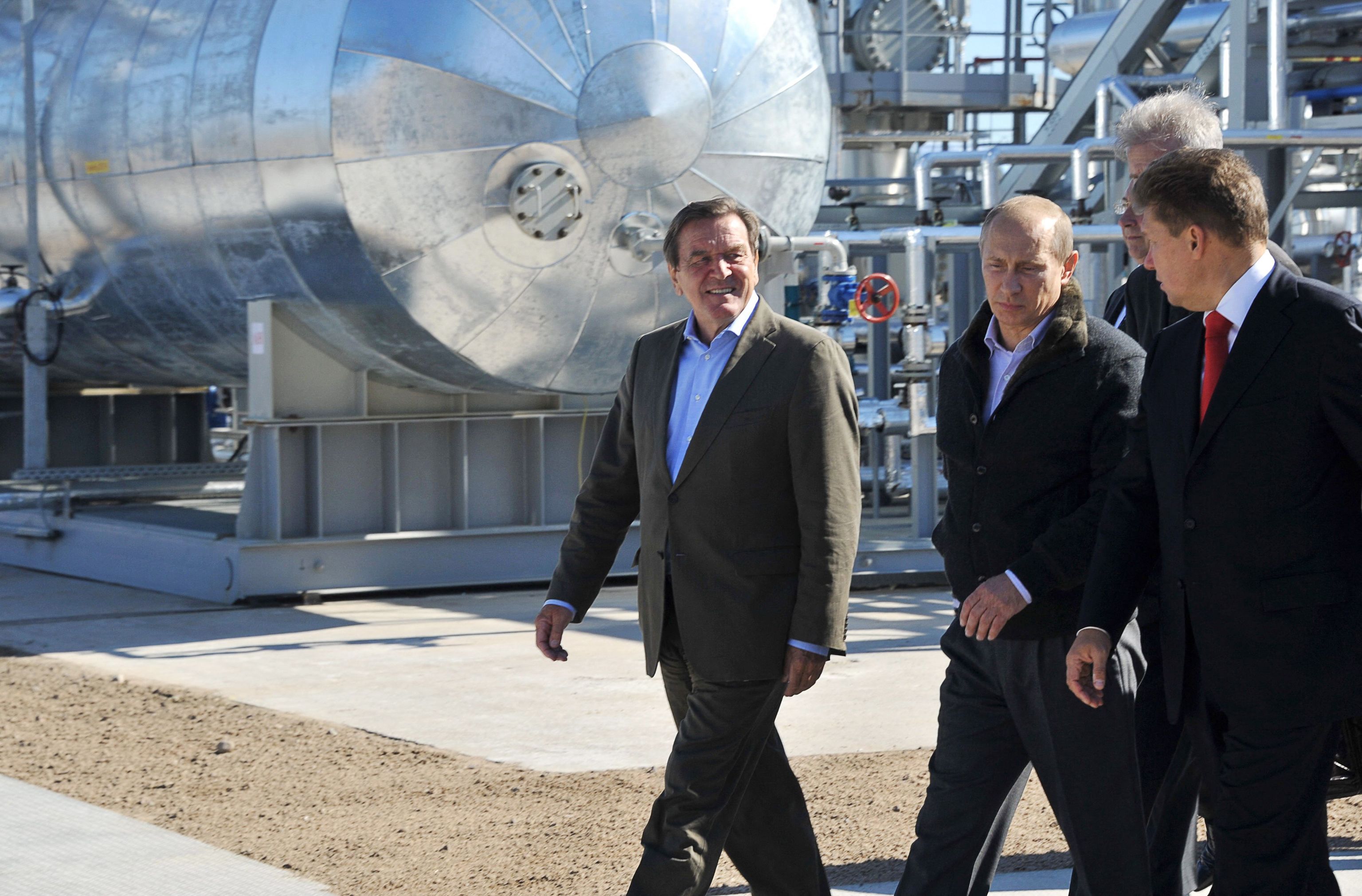 El primer ministro ruso Vladimir Putin, al entonces director general de Gazprom Alexei Miller (dcha.) y al ex canciller alemán Gerhard Schroeder (izda.), en 2011 en el proyecto Nord Stream.