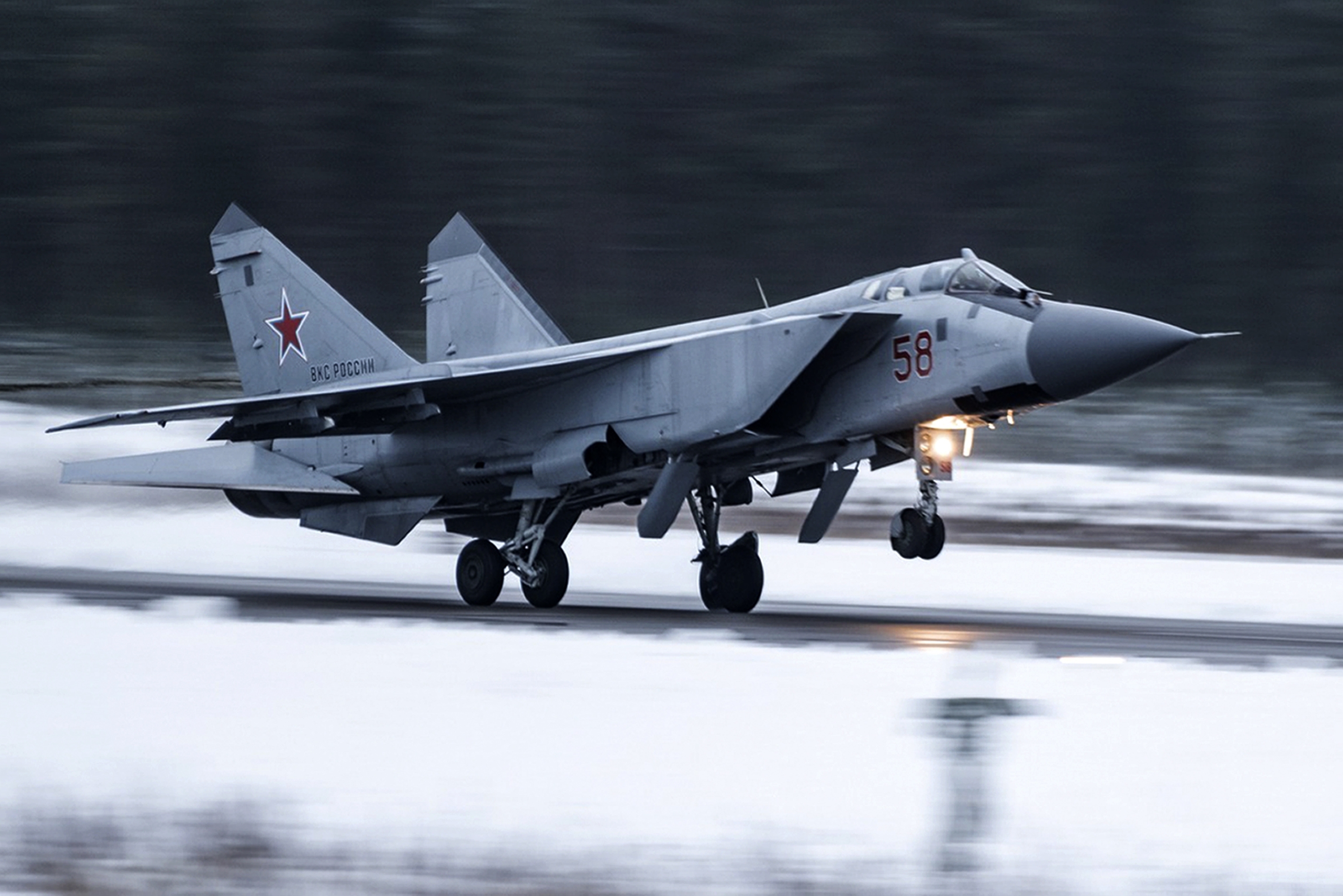 Un caza MiG-31 de la fuerza aérea rusa unos ejercicios militares en la región de Tver, Rusia.