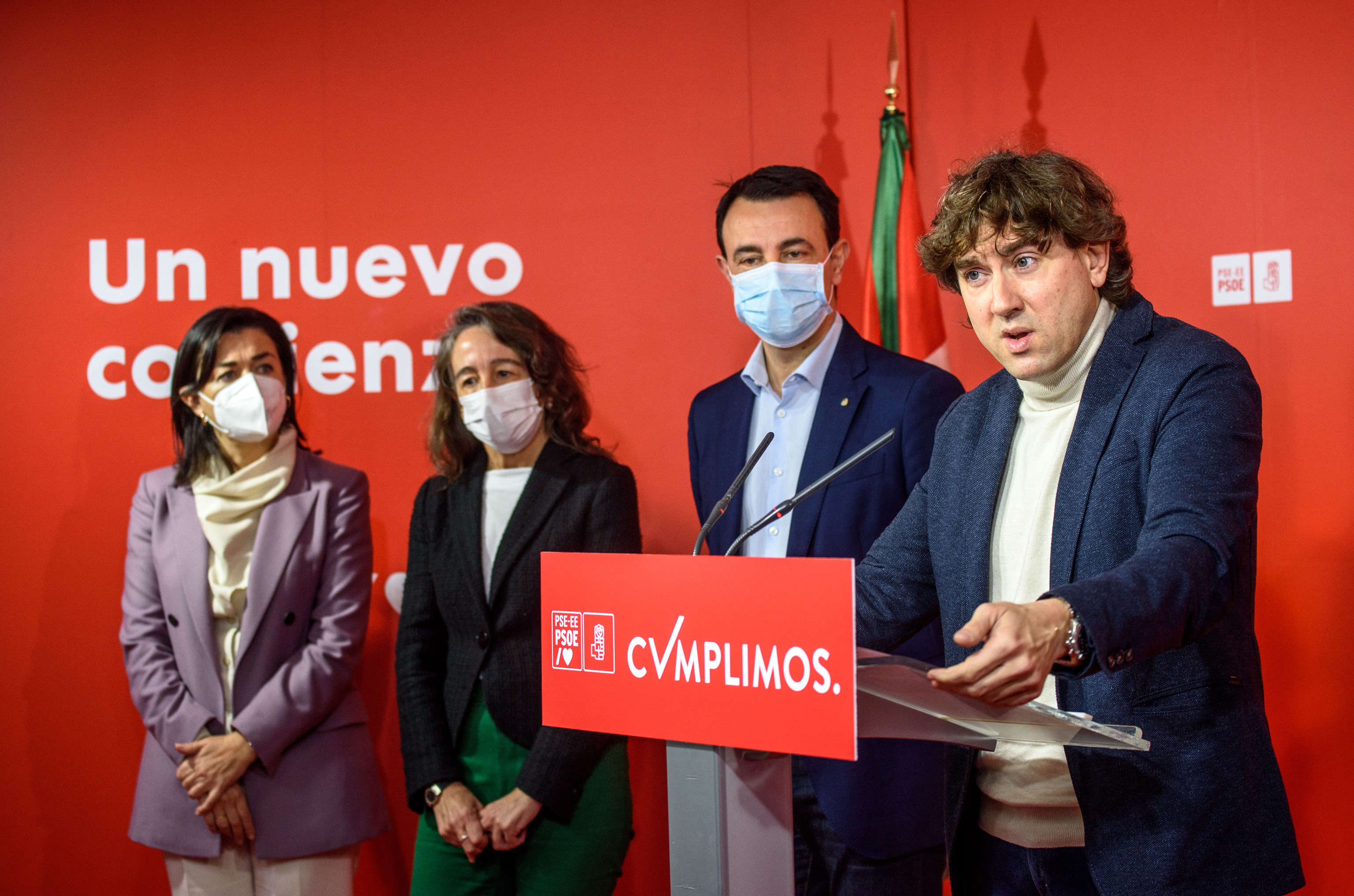 Eneko Andueza interviene ante la mirada de Yolanda Dez, Marisol Garmendia y Mikel Torres en la sede del PSE-EE en Bilbao.