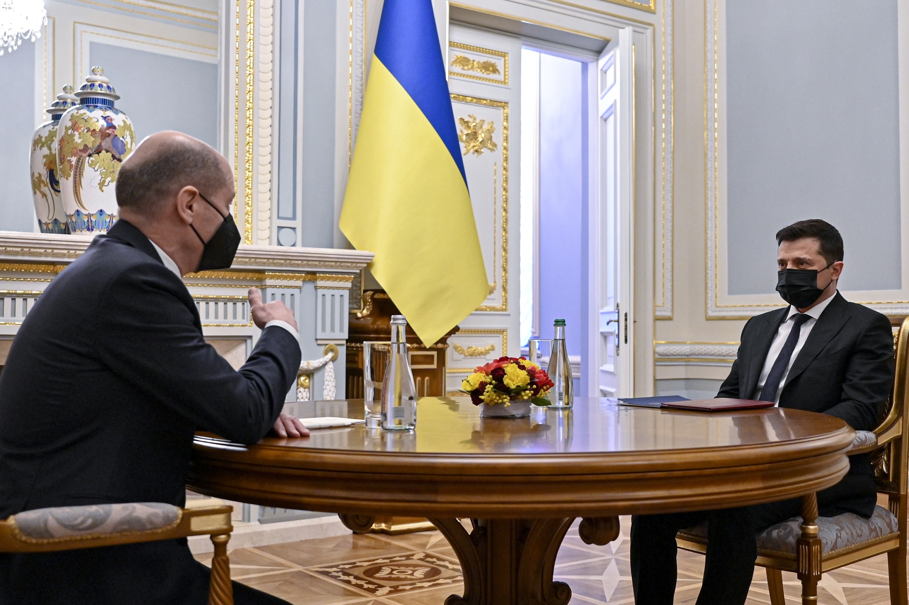 El presidente ucraniano Volodymyr Zelenskyy, a la dcha, y el canciller alemán Olaf Scholz, en Kiev.