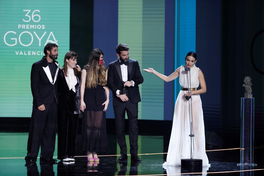 Vernica Echegui y su equipo  recogiendo el  Premio Goya 2022