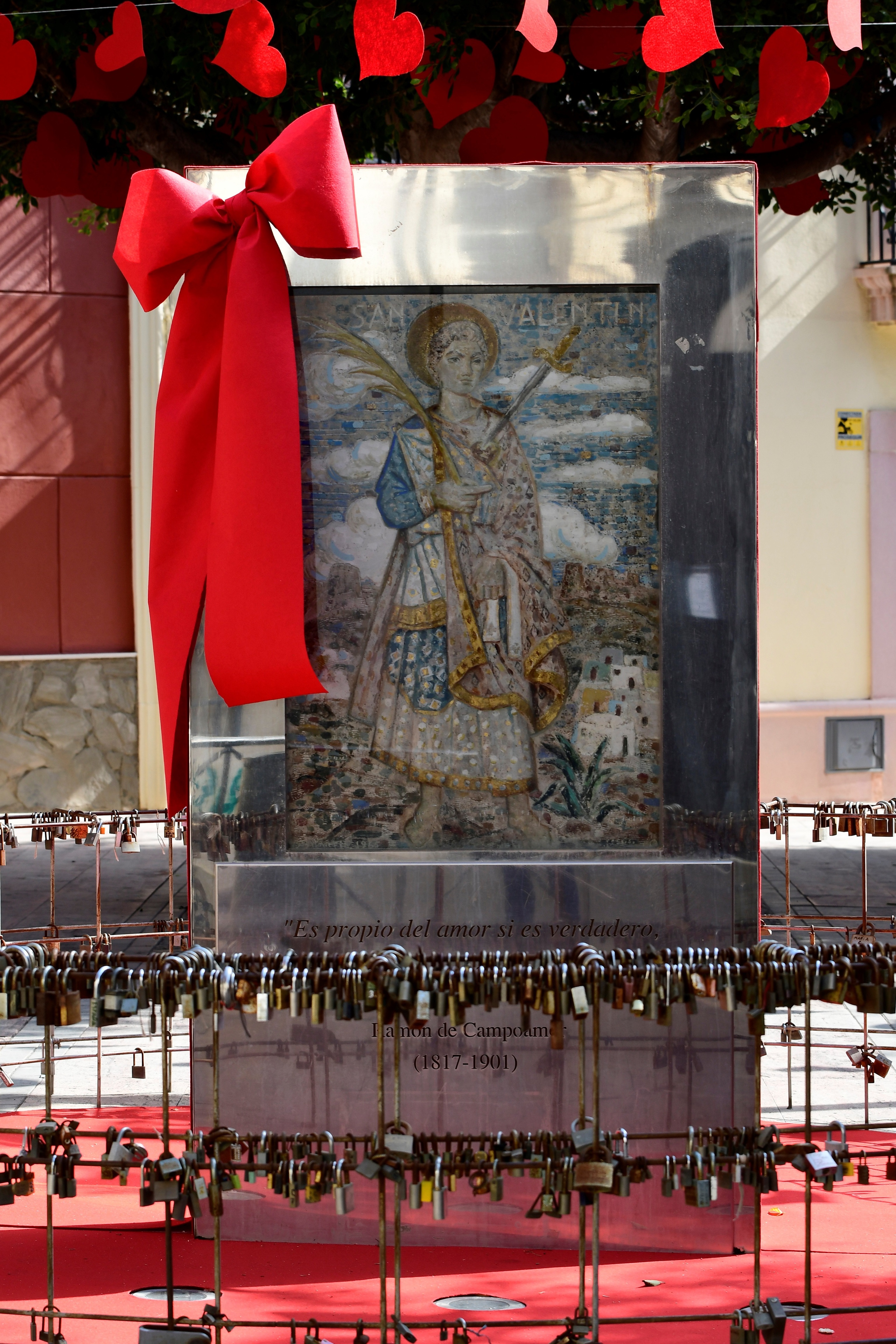Bajorrelieve de San Valentin ubicado en la plaza Campoamor de Almera y que ha sido decorado por la Asociacin de Vecinos Casco Histrico con motivo del Da de los Enamorados