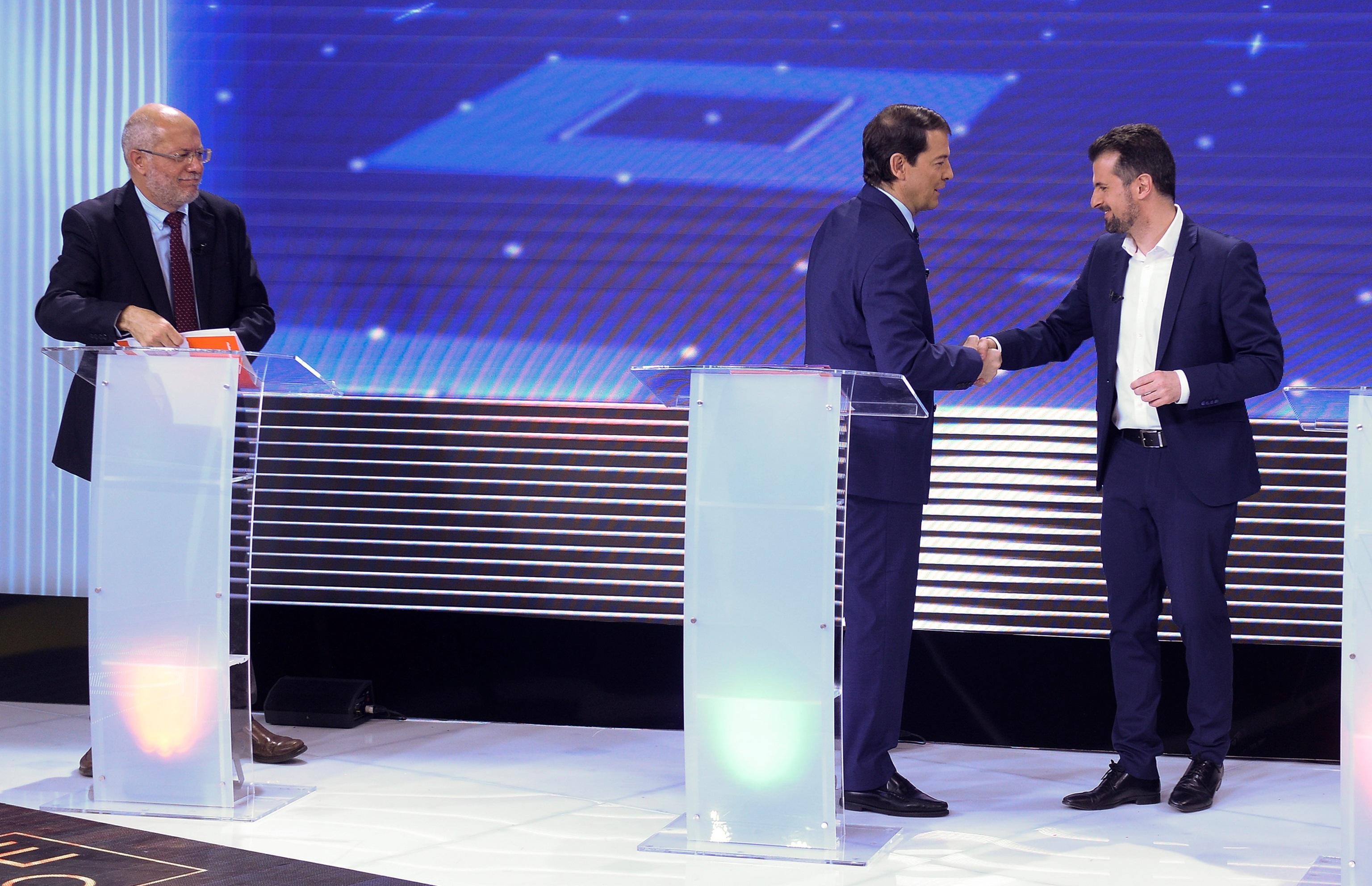 Luis Tudanca y Alfonso Fernndez Maueco se saludan tras el segundo y ltimo debate televisivo de cara a las elecciones autonmicas de Castilla y Len.