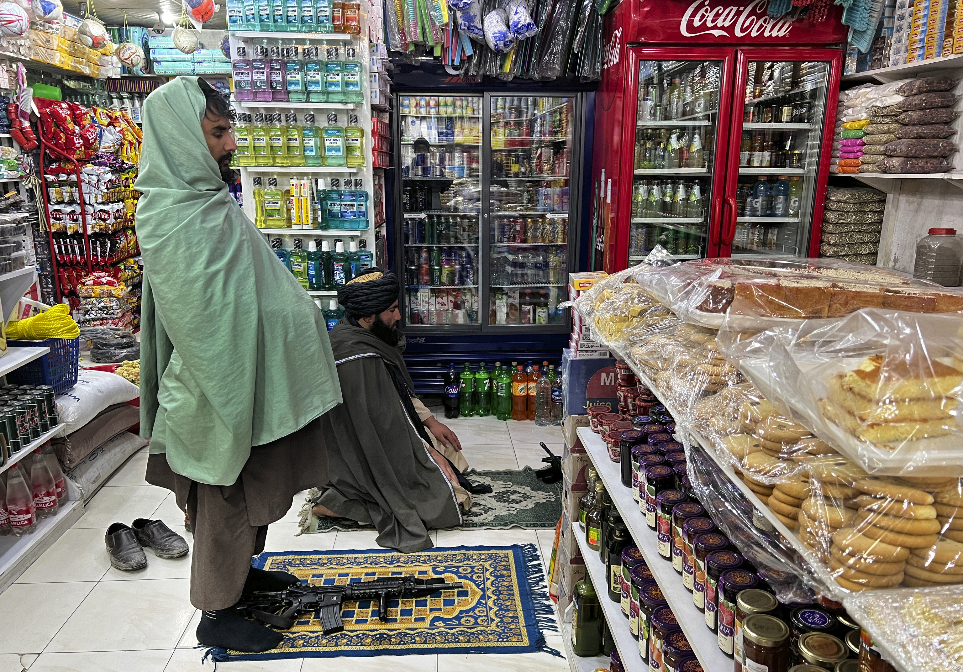 Dos talibn rezan en un supermercado en Kabul.