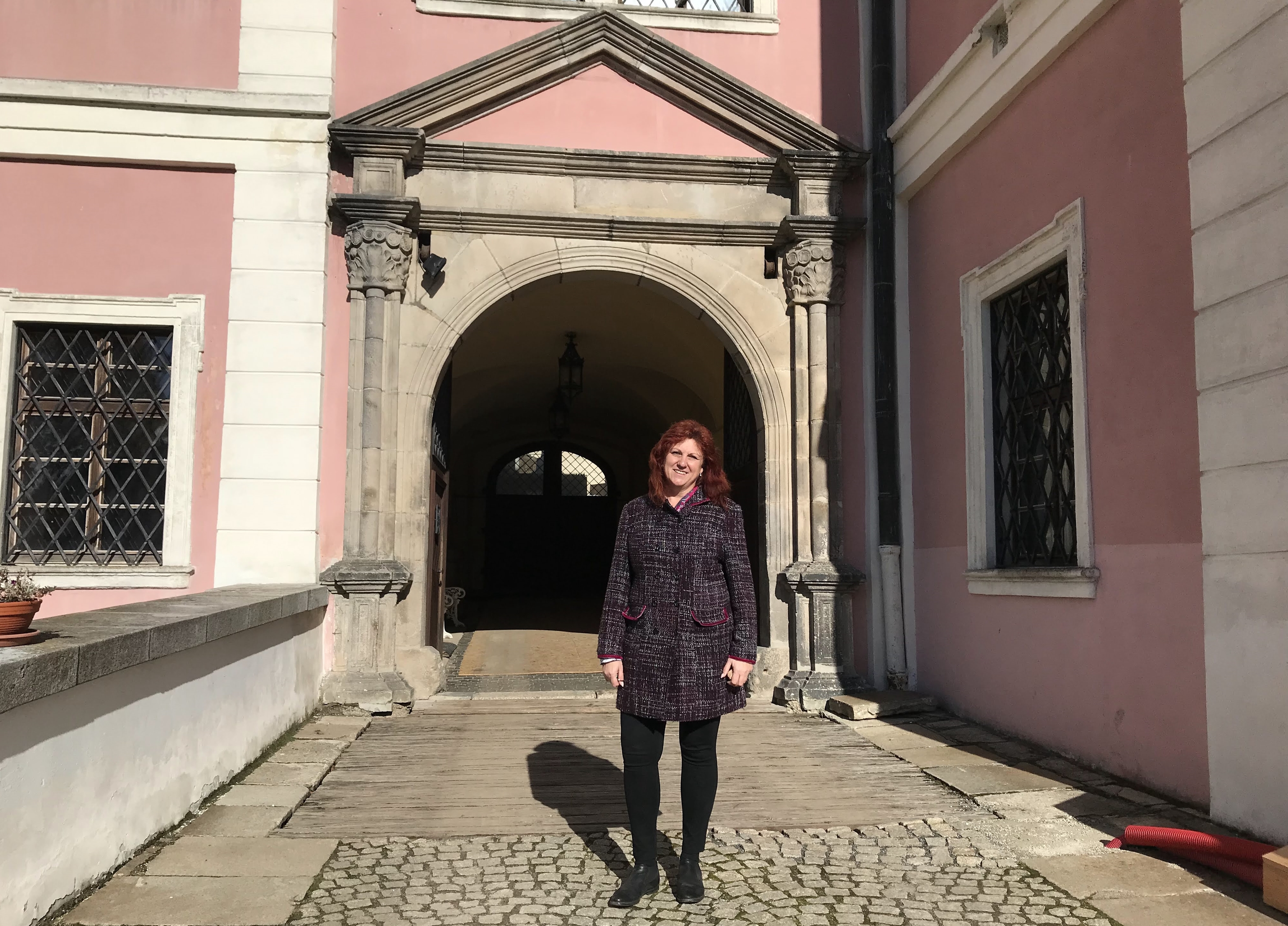 Alena Svehlova, gua y ama de llaves a la entrada del palacio.