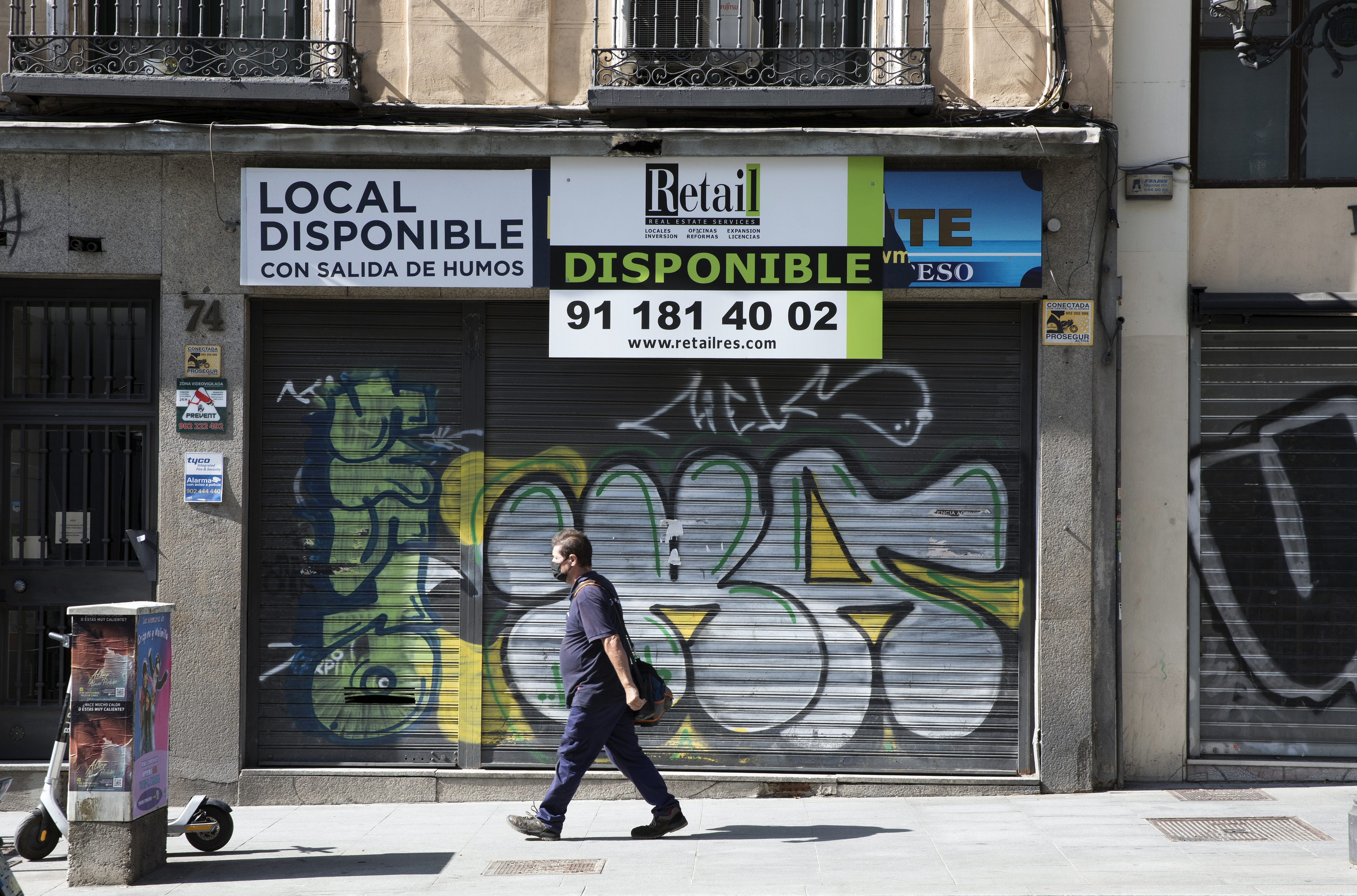 Un local comercial de un negocio cerrado por la pandemia en Madrid.