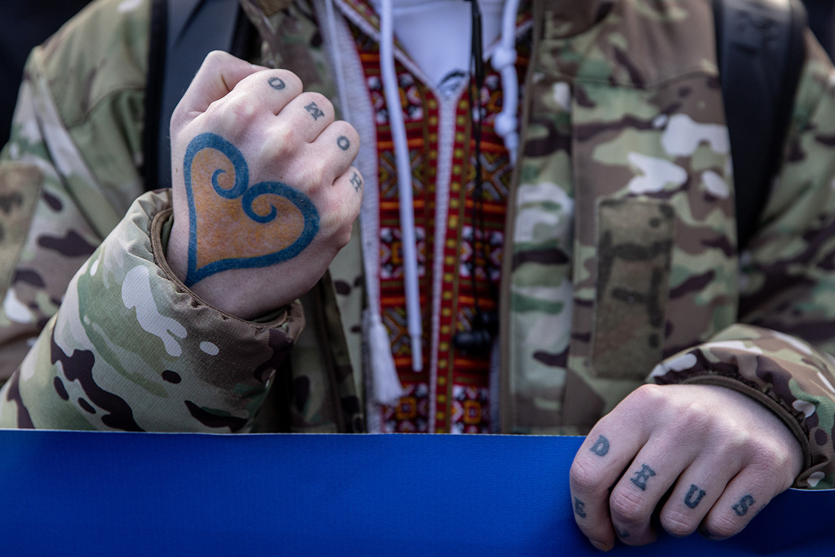 Tatuaje de un corazn con los colores nacionales de Ucrania en Kiev.
