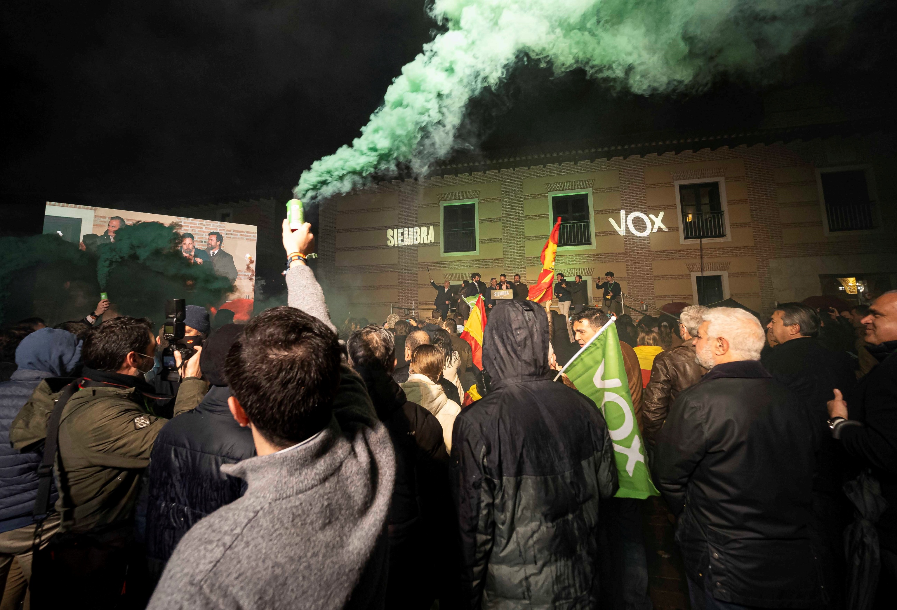 Seguidores de Vox celebran los resultados de la formacin, en la noche del domingo, en Valladolid.
