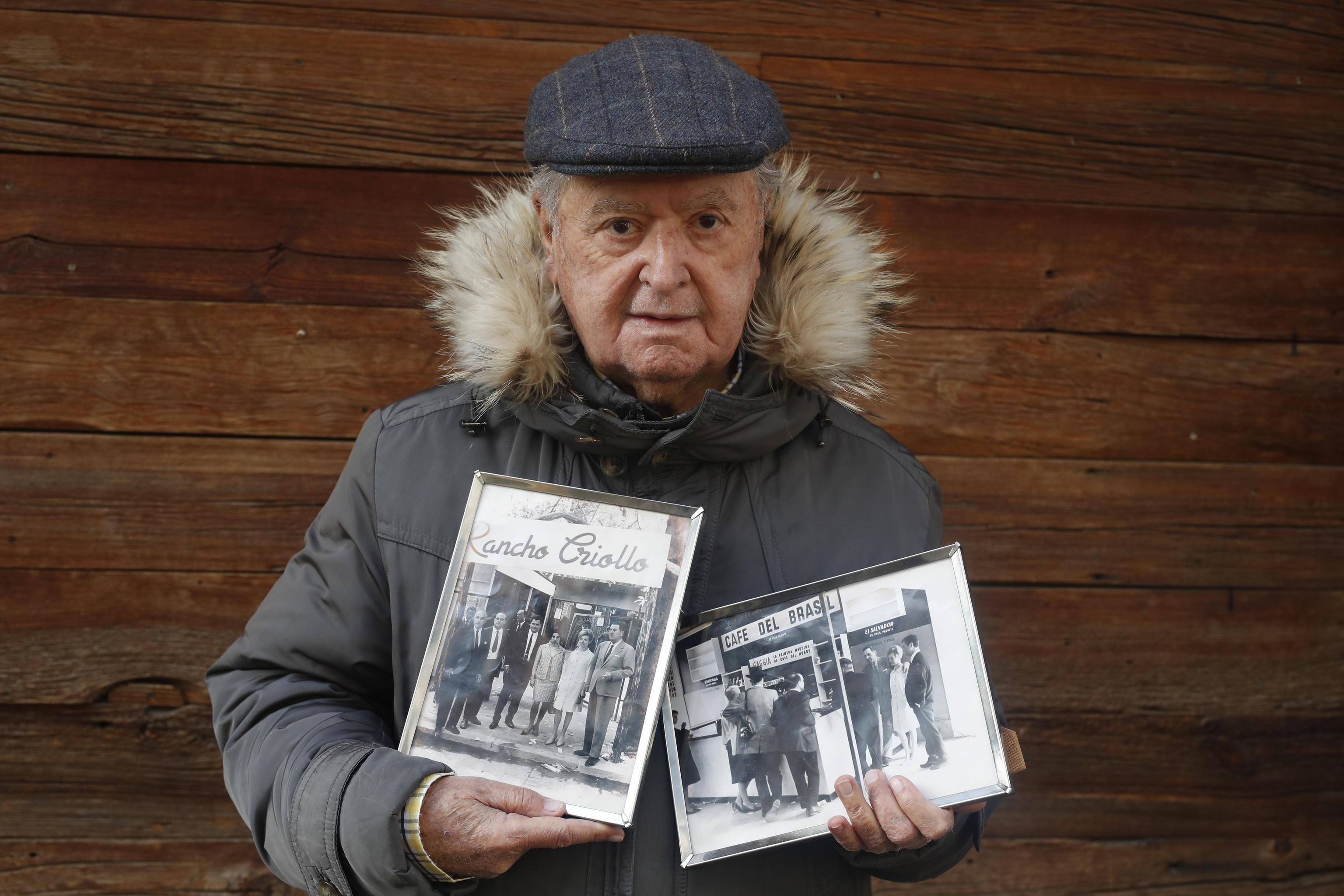 Salvador Ros, con dos fotografías de los años madrileños de Perón.