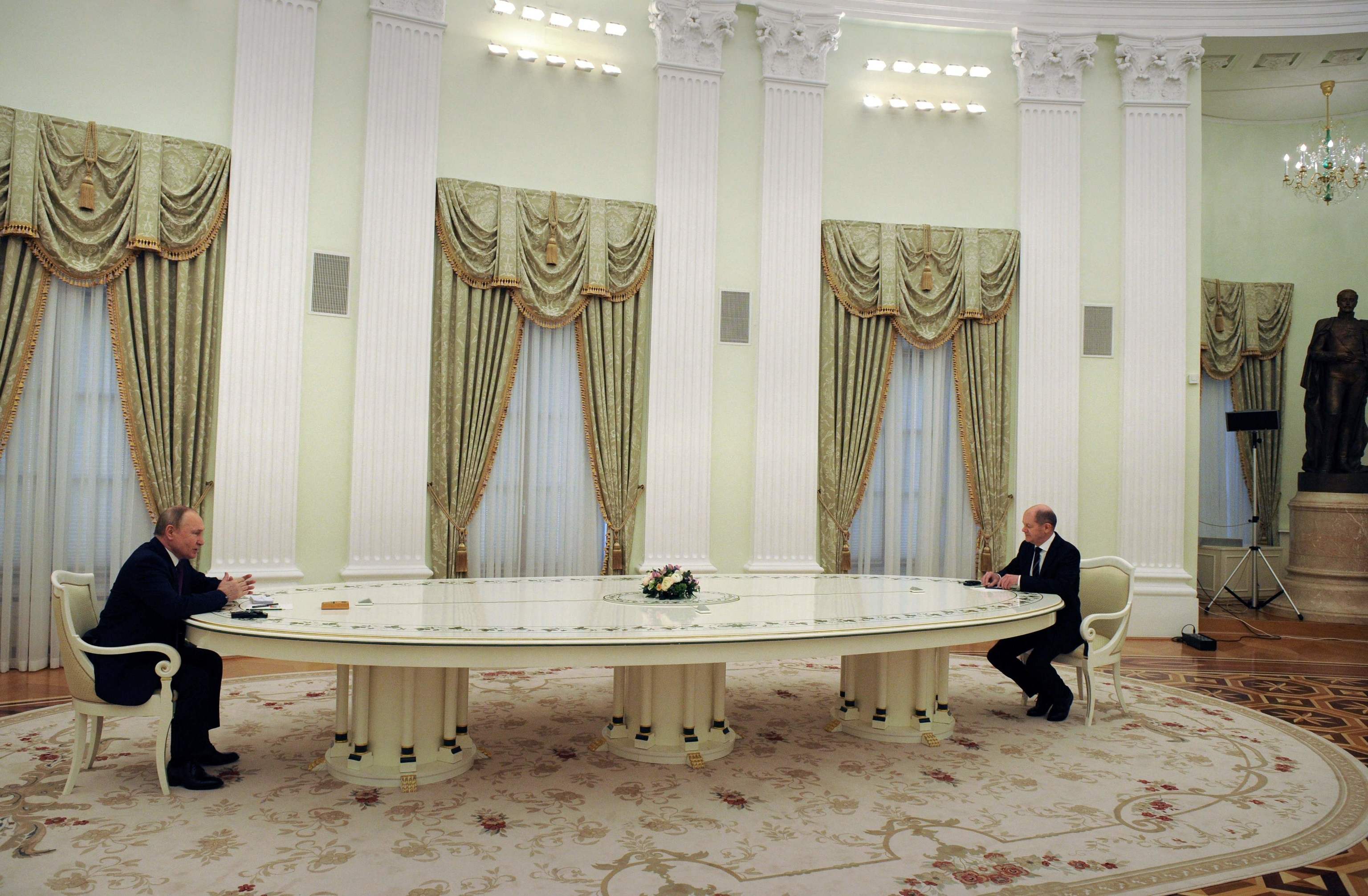 El presidente ruso Vladimir Putin (izda.) y el canciller alemán Olaf Scholz son vistos antes de su reunión sobre la seguridad de Ucrania en el Kremlin, en Moscú.