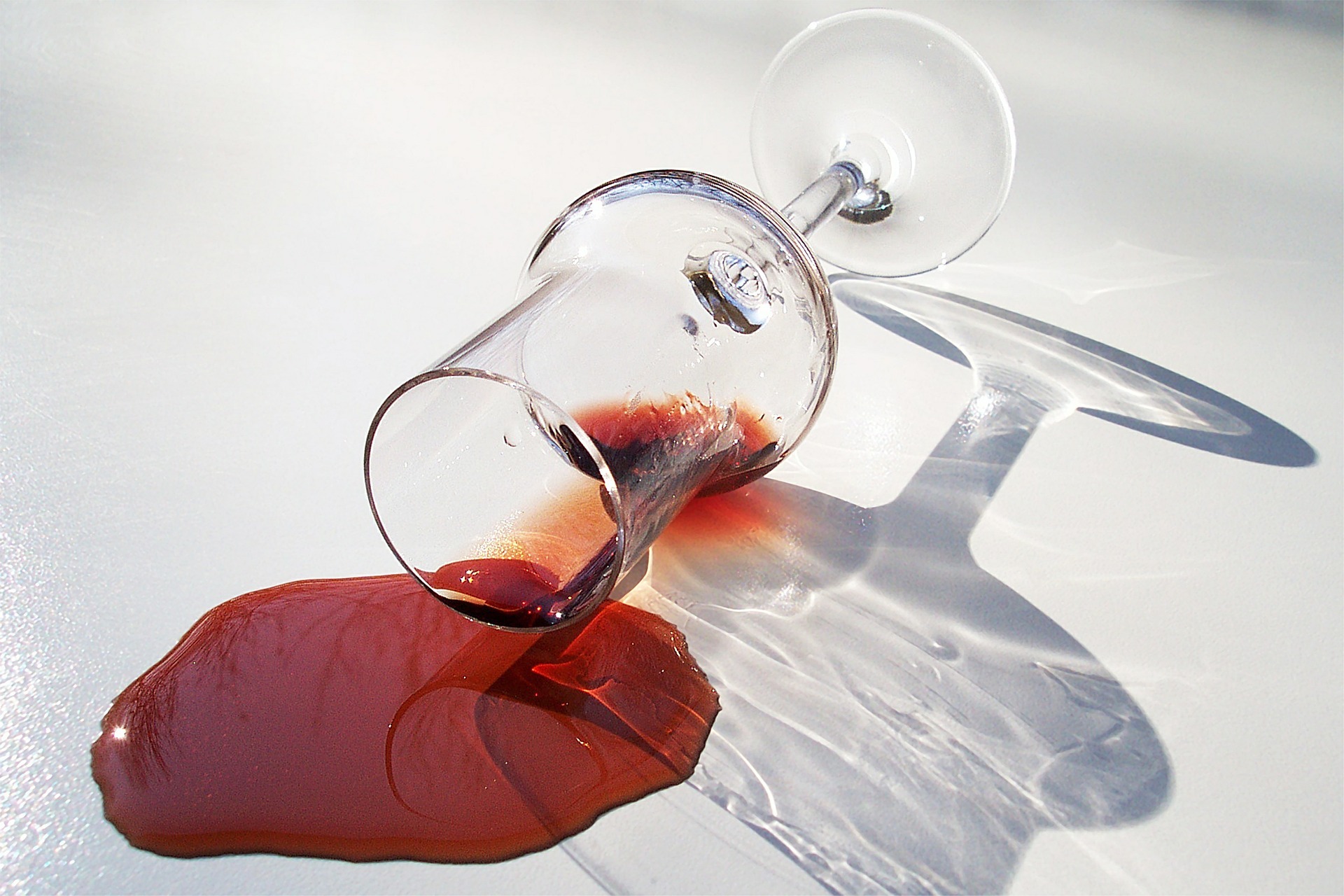 medio Apariencia tenga en cuenta Cómo quitar las manchas de vino: métodos caseros sencillos y eficaces | Cómo